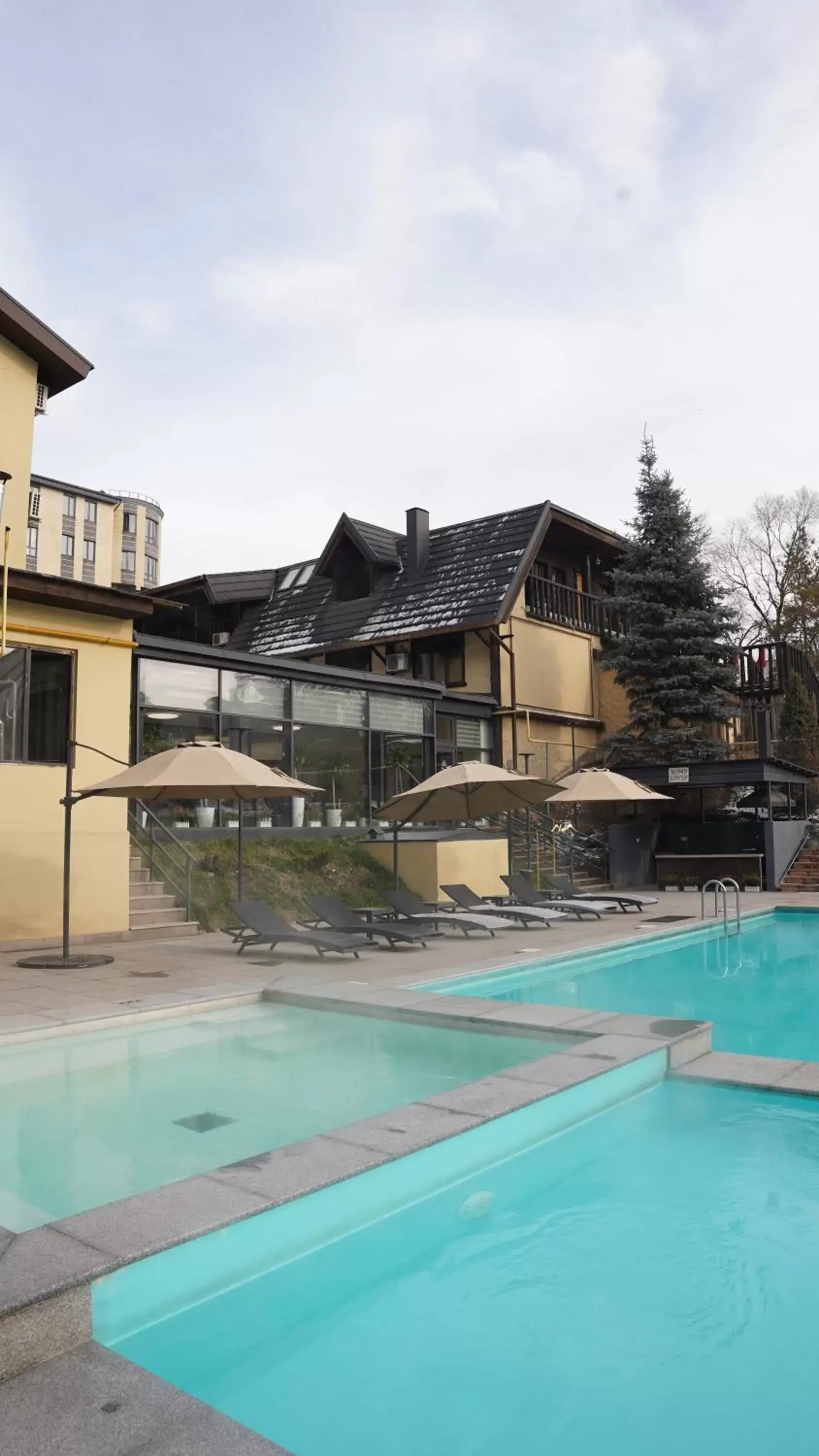 Swimming Pool in Saraishyq Hotel