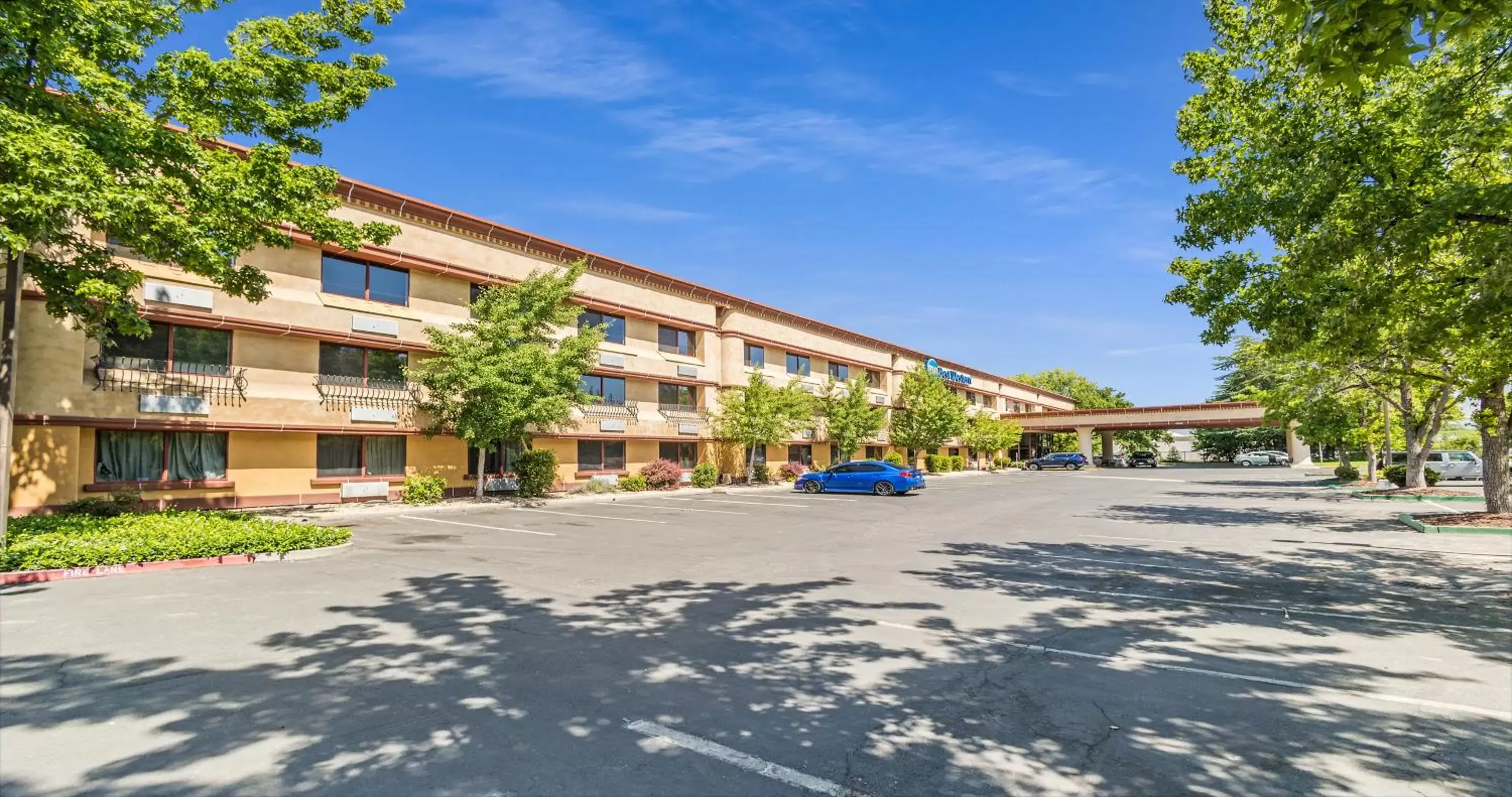 Parking, Property Building in Best Western Heritage Inn Chico