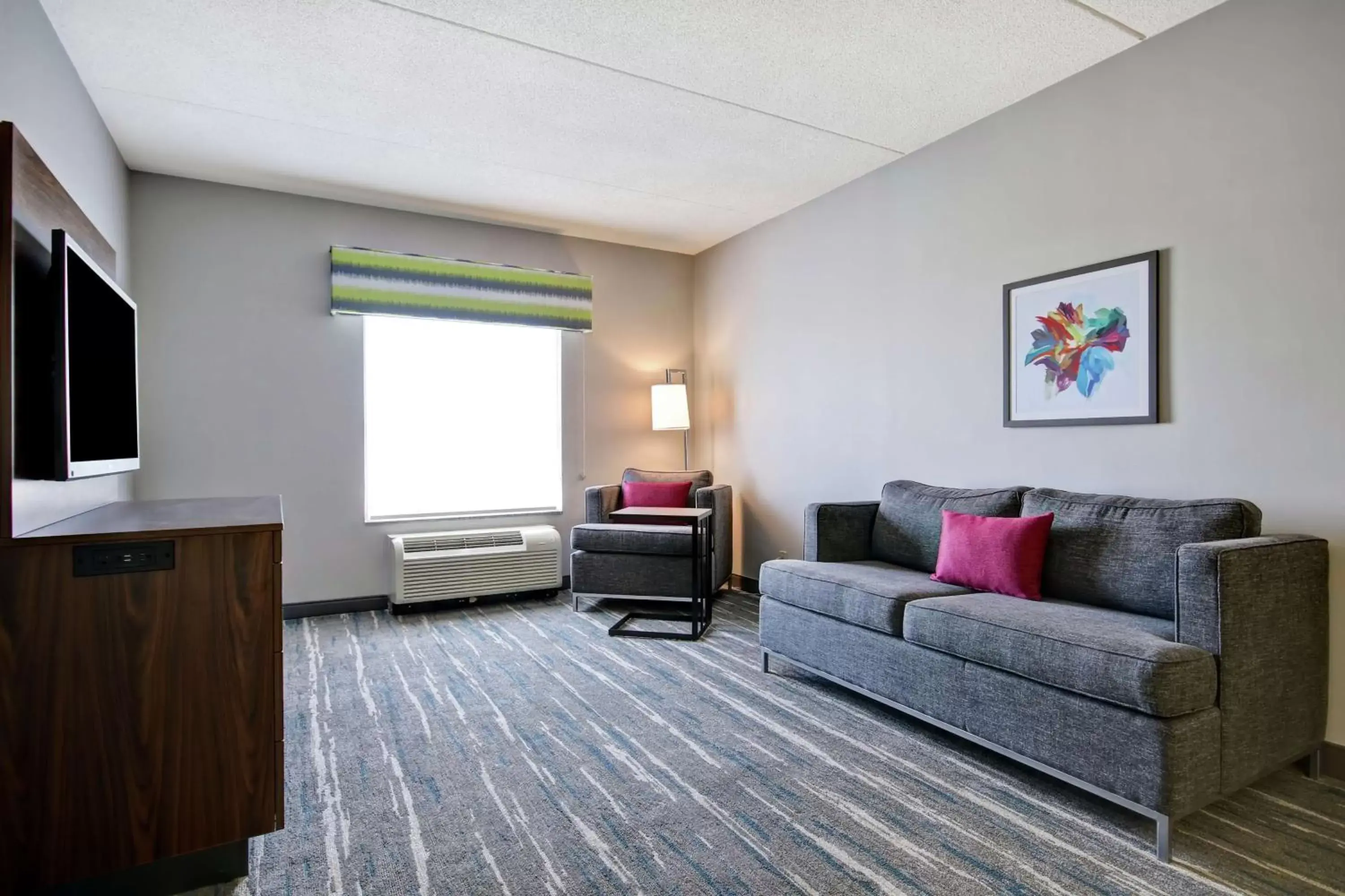 Bedroom, Seating Area in Hampton Inn By Hilton & Suites Guelph, Ontario, Canada