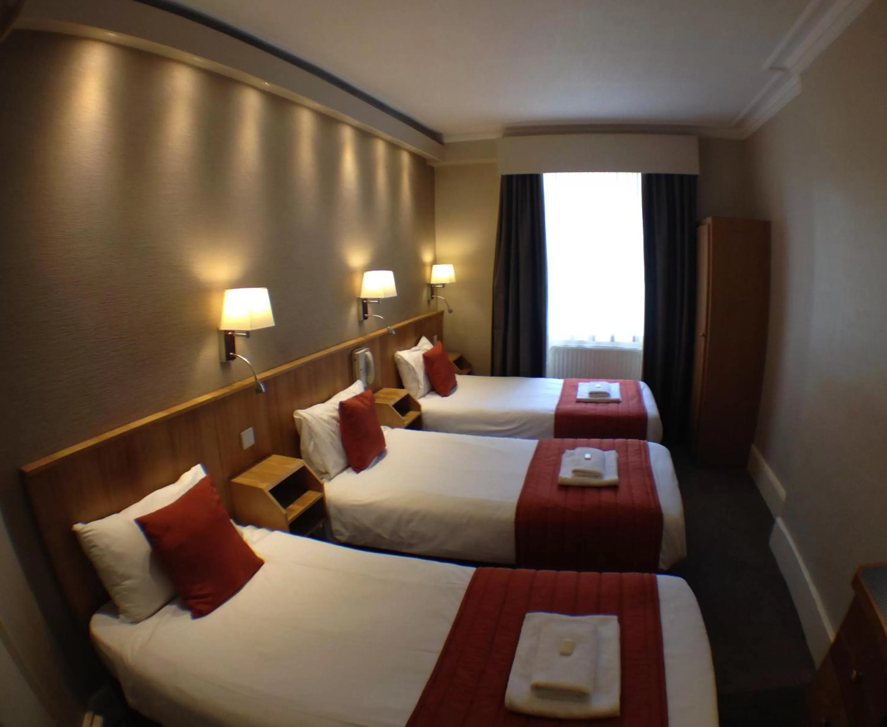 Photo of the whole room, Bed in Columbus Hotel