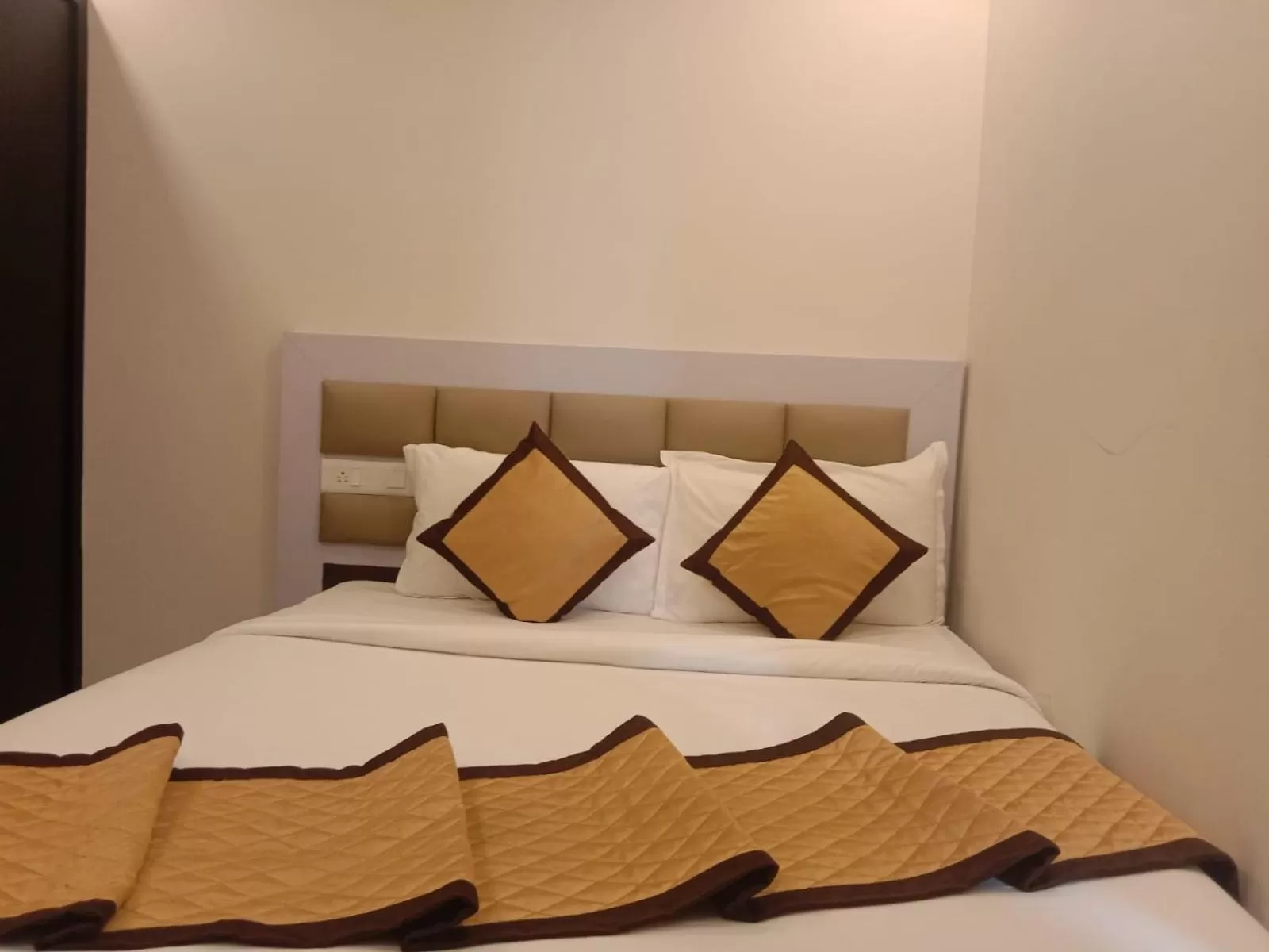 Bed in Clarks Inn Express ,Sirkazhi