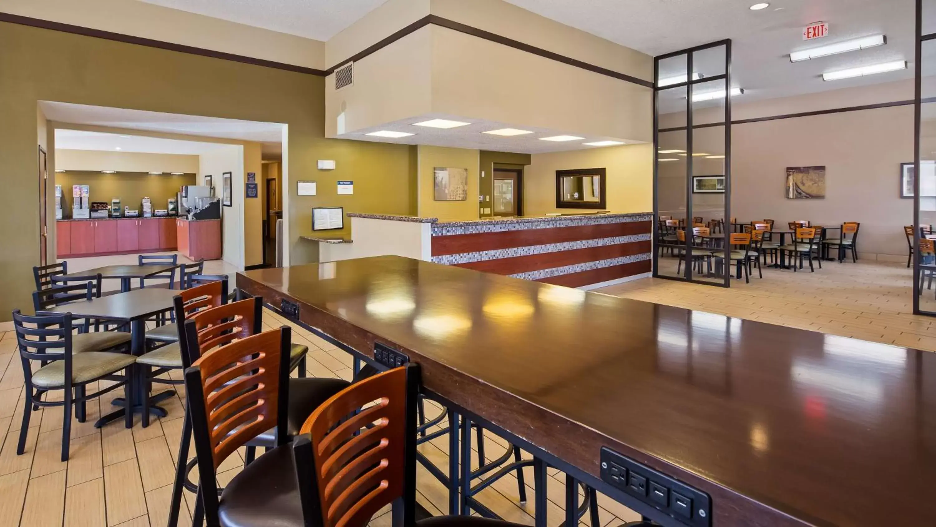 Restaurant/places to eat, Lounge/Bar in Best Western Ambassador Inn & Suites