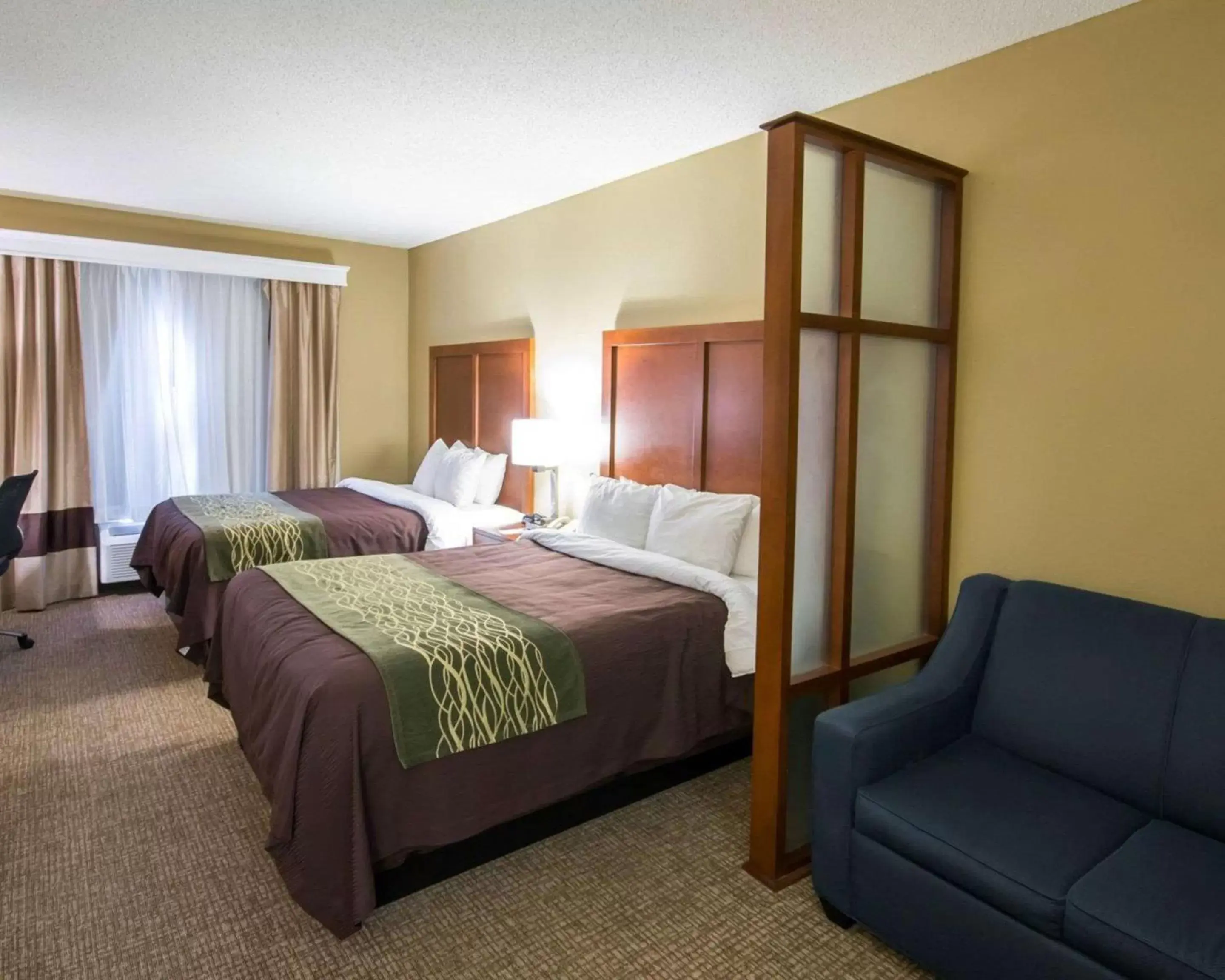 Photo of the whole room, Bed in Comfort Inn Red Oak