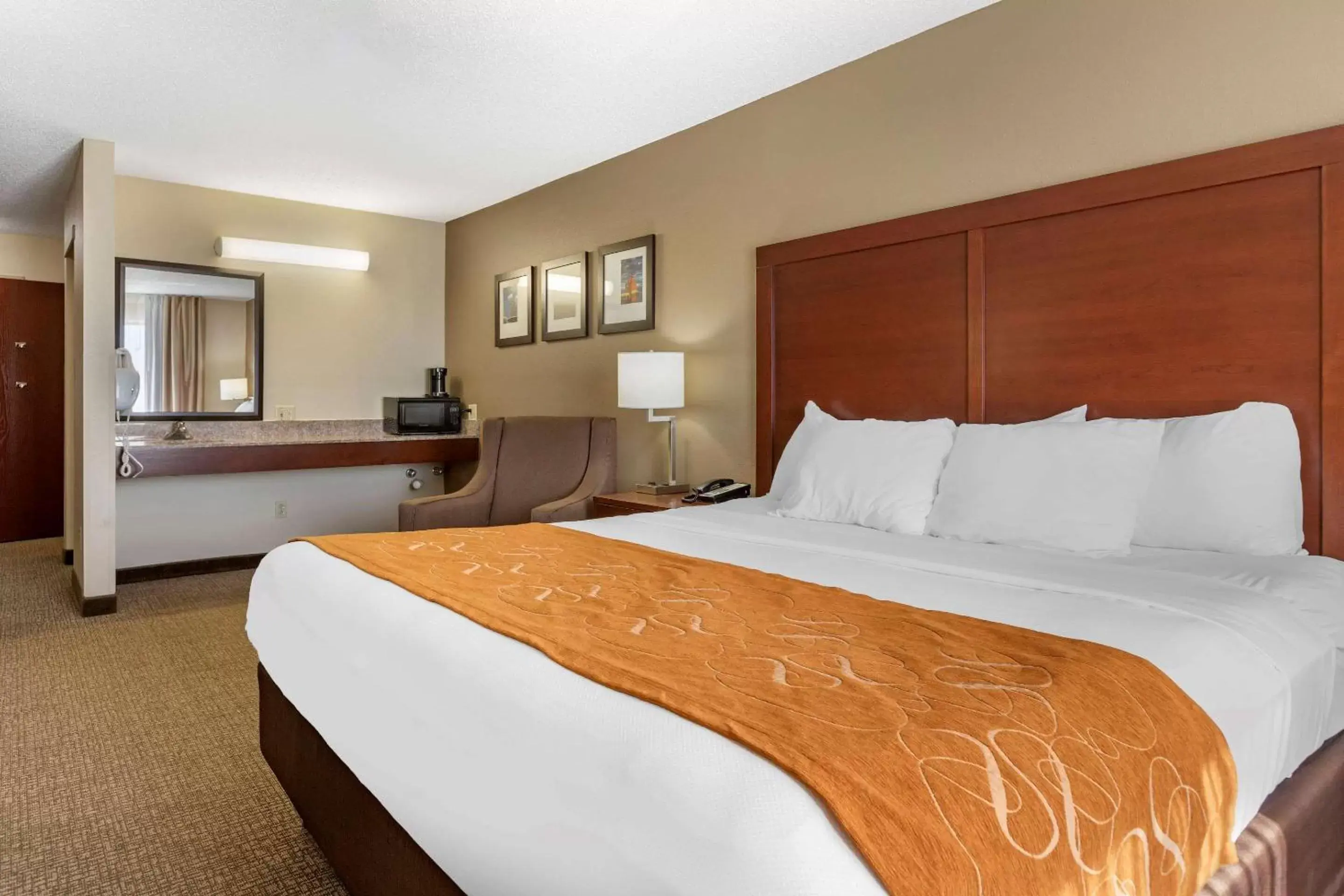 Photo of the whole room, Bed in Comfort Suites Grandville