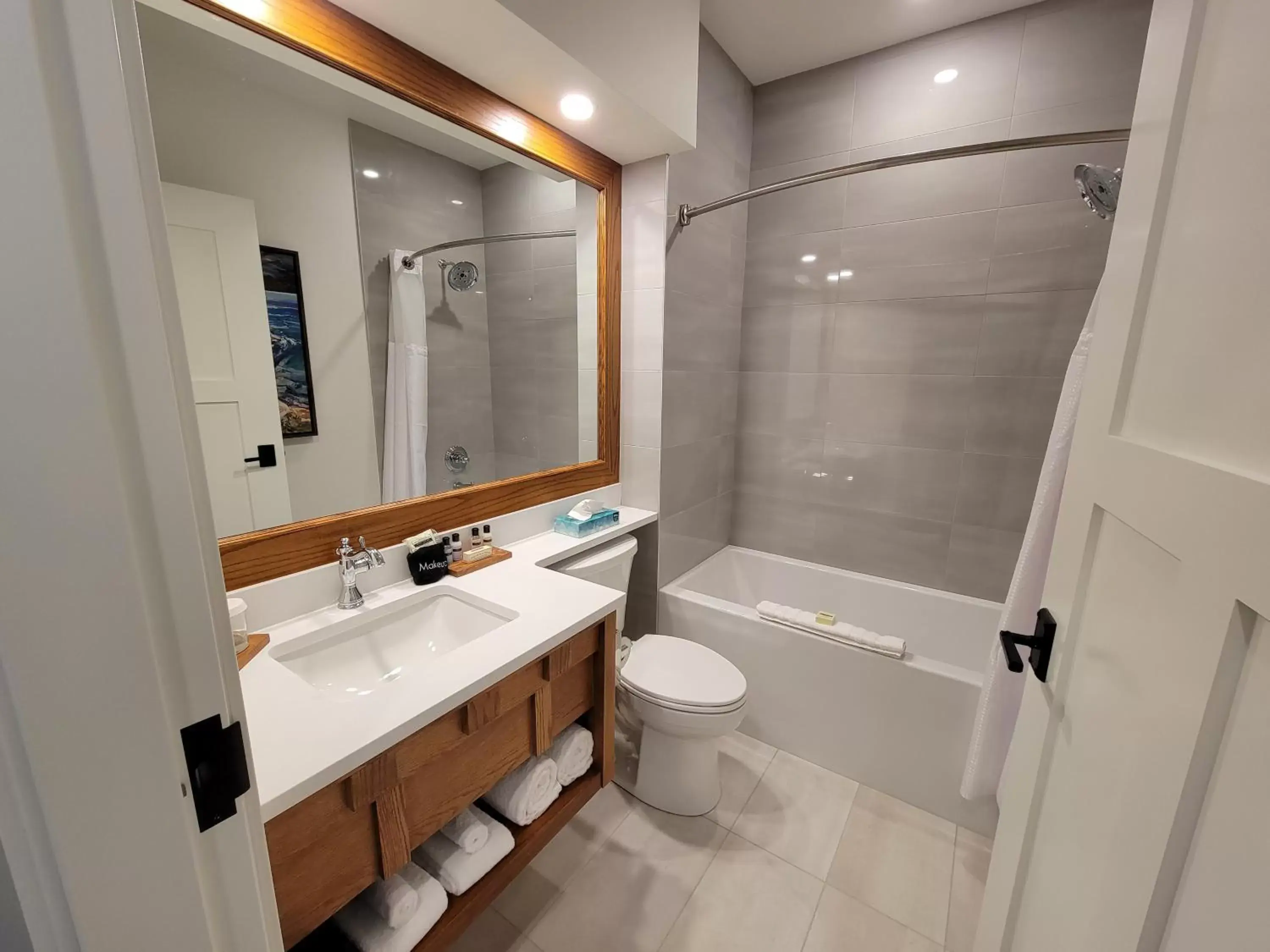Shower, Bathroom in Kilmorey Lodge