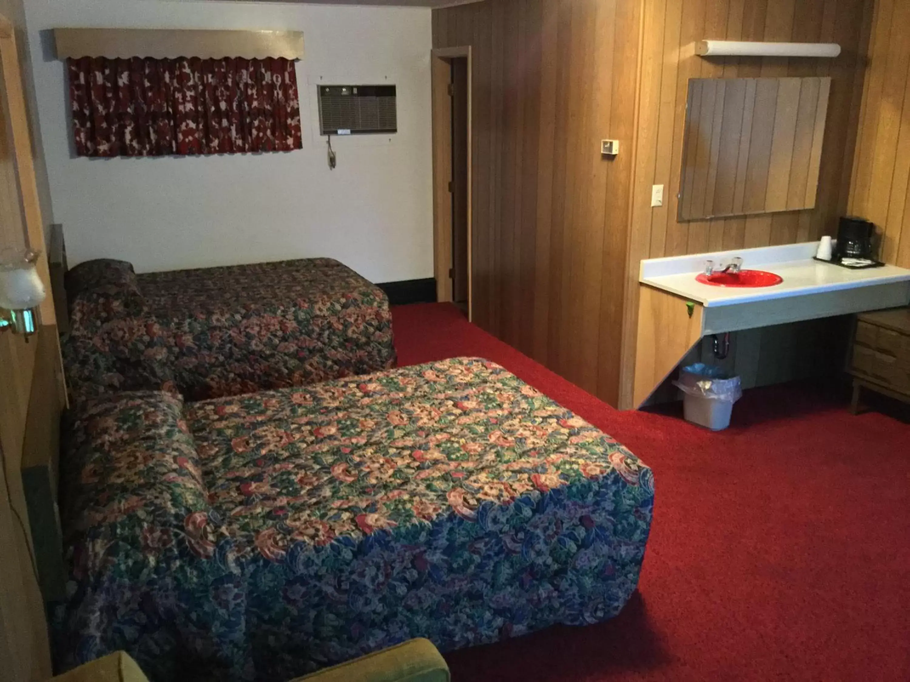 Photo of the whole room, Bed in Cedars Motel