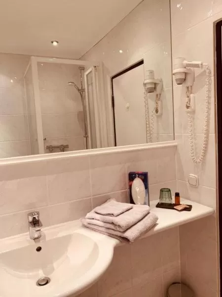 Shower in Burg Wassenberg