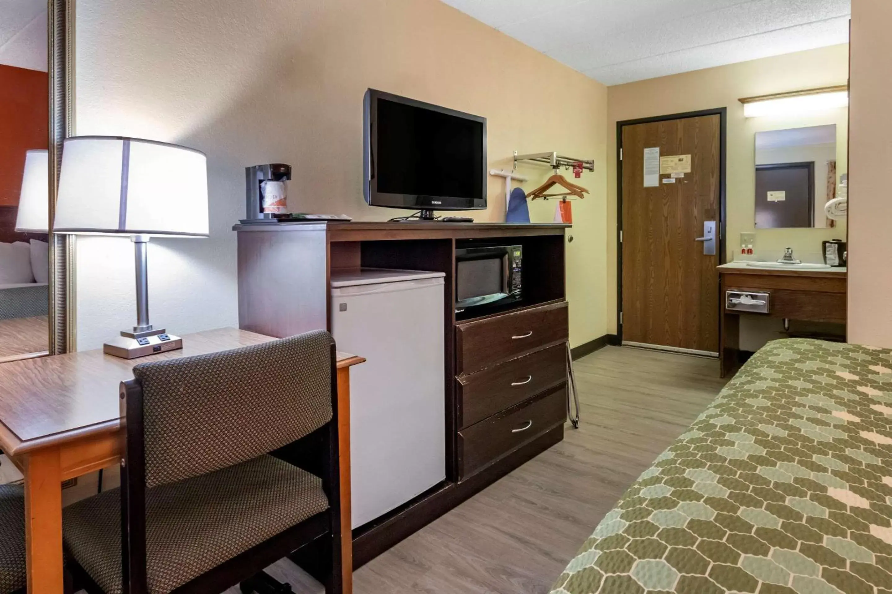 Photo of the whole room, TV/Entertainment Center in Econo Lodge Billings