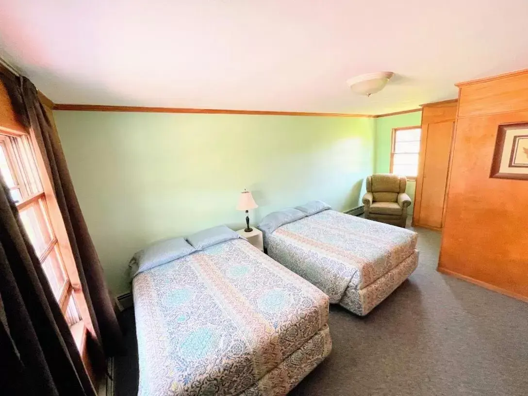 Bed in Hillcrest Inn & Motel