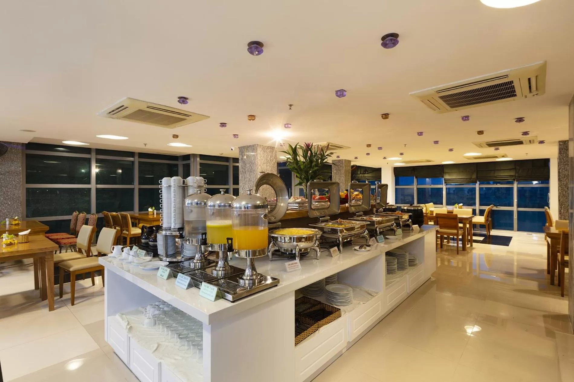 Restaurant/places to eat in Prime New Hotel