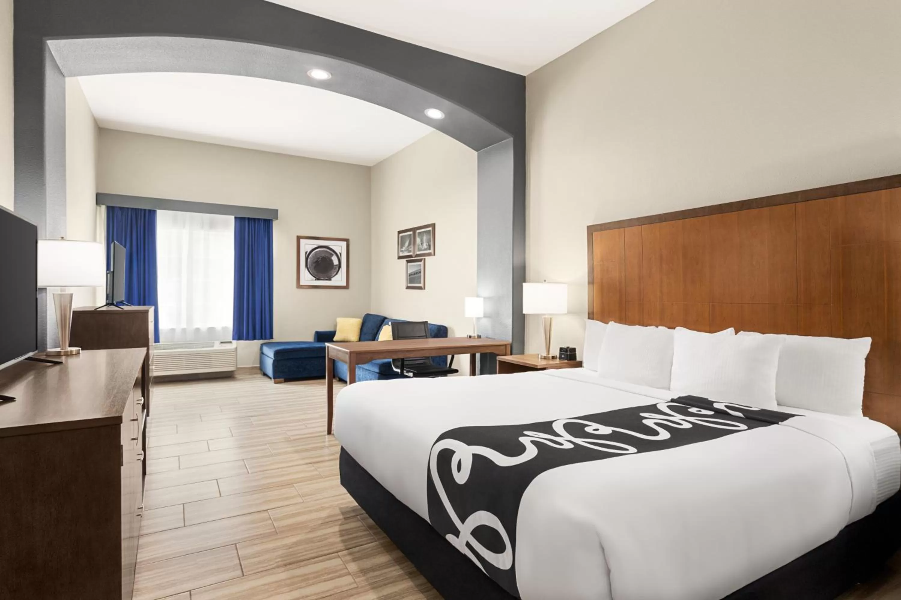 Photo of the whole room, Bed in La Quinta by Wyndham Brownsville North