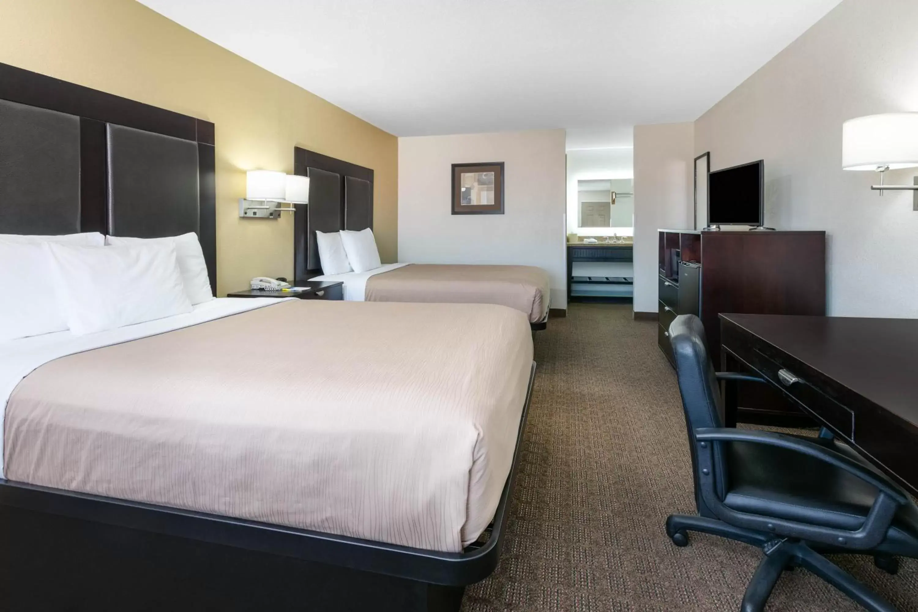 Bed in Days Inn by Wyndham Granbury