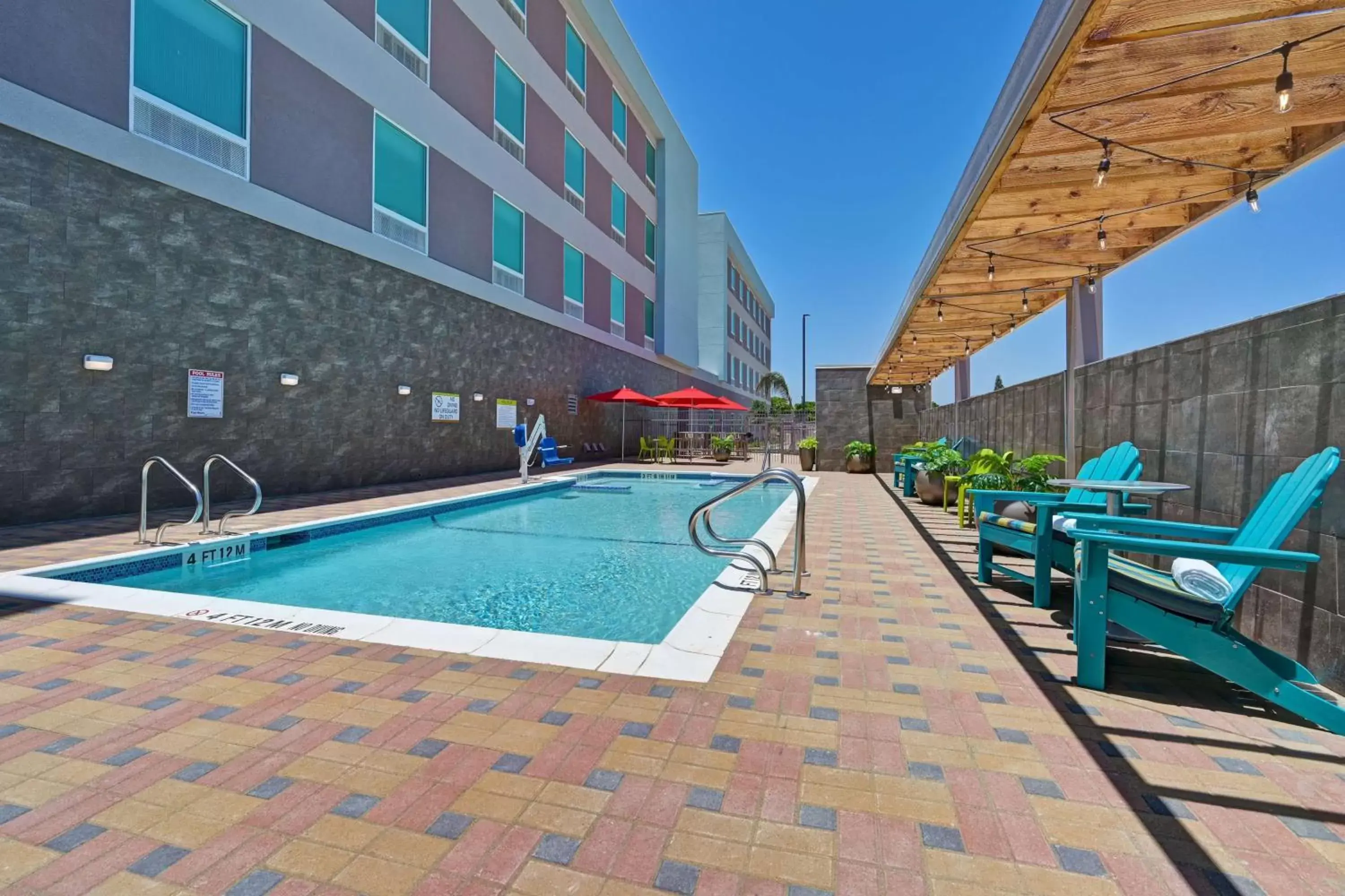 Property building, Swimming Pool in Home2 Suites Corpus Christi Southeast, Tx