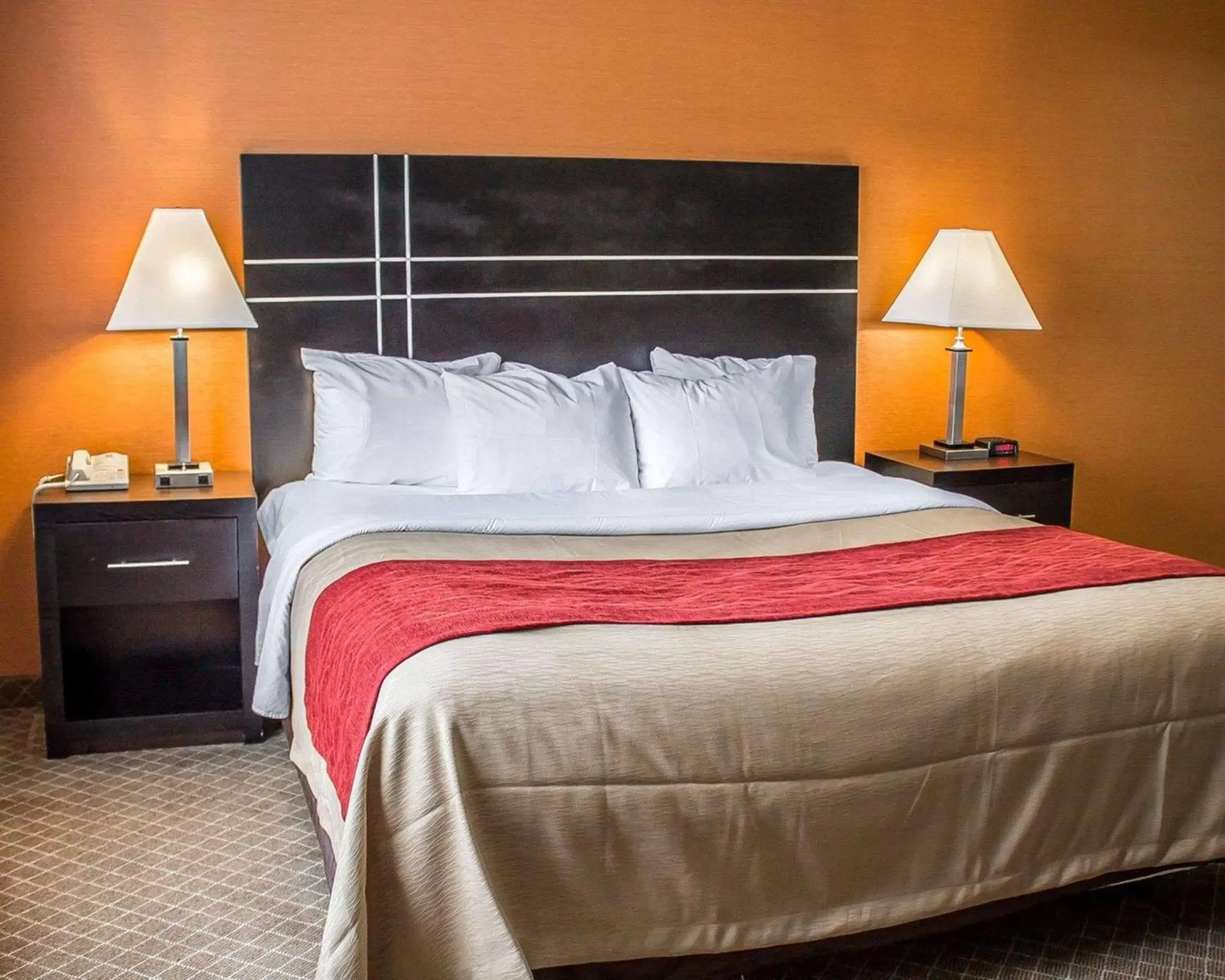 Bed in Norwood Inn & Suites Columbus