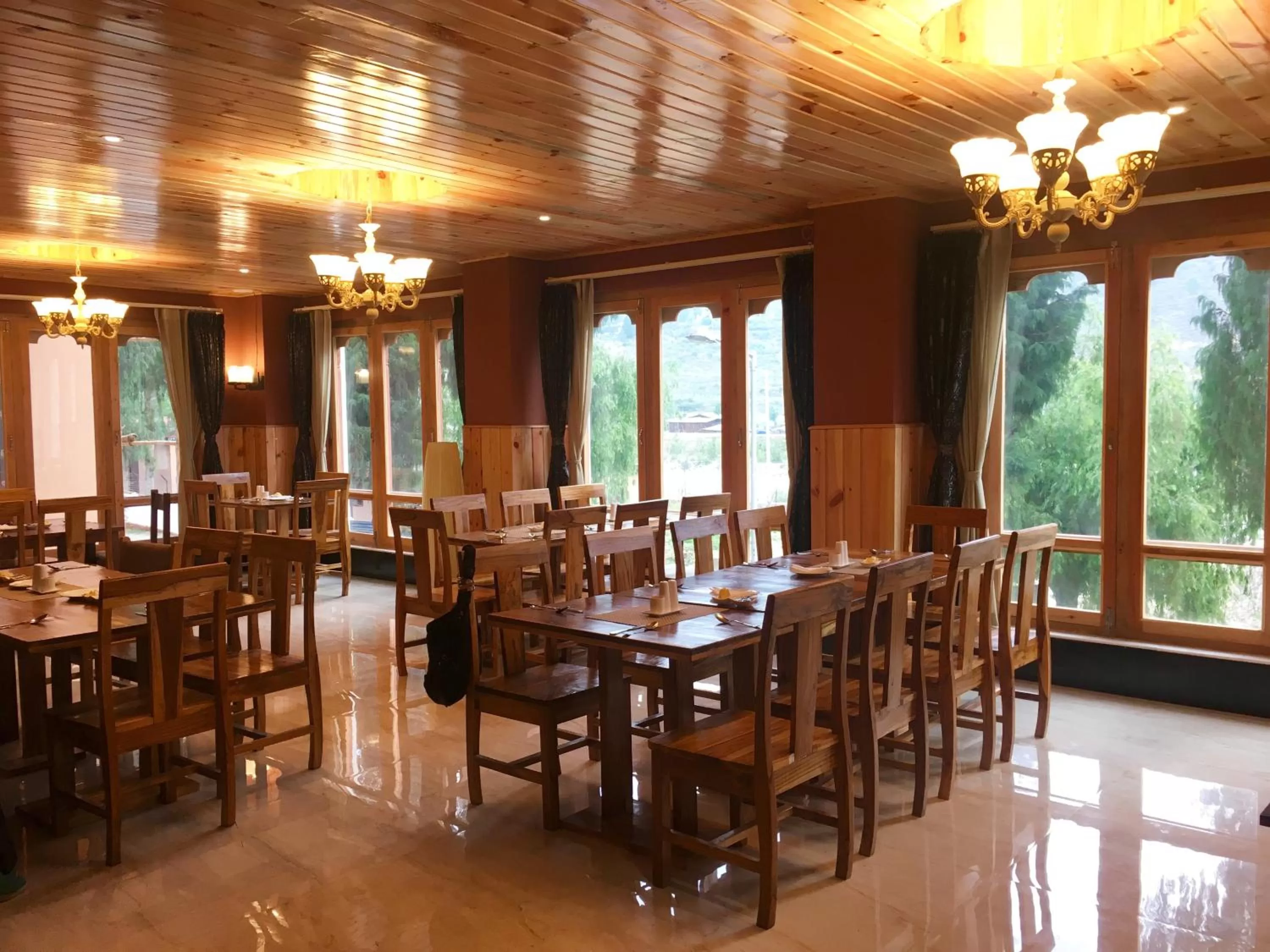 Restaurant/places to eat in Hotel Khamsum