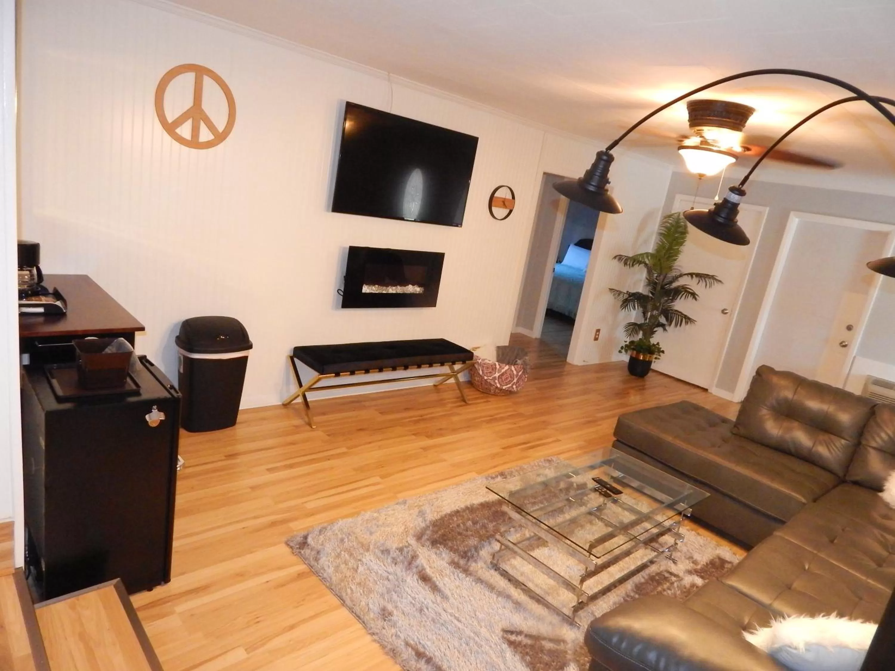 Living room in Sunset Motel