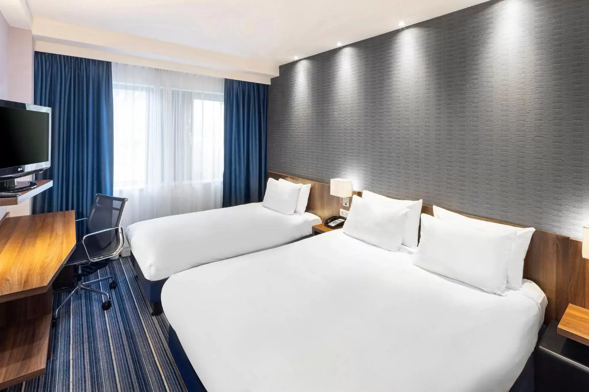 Photo of the whole room, Bed in Holiday Inn Express Arnhem, an IHG Hotel