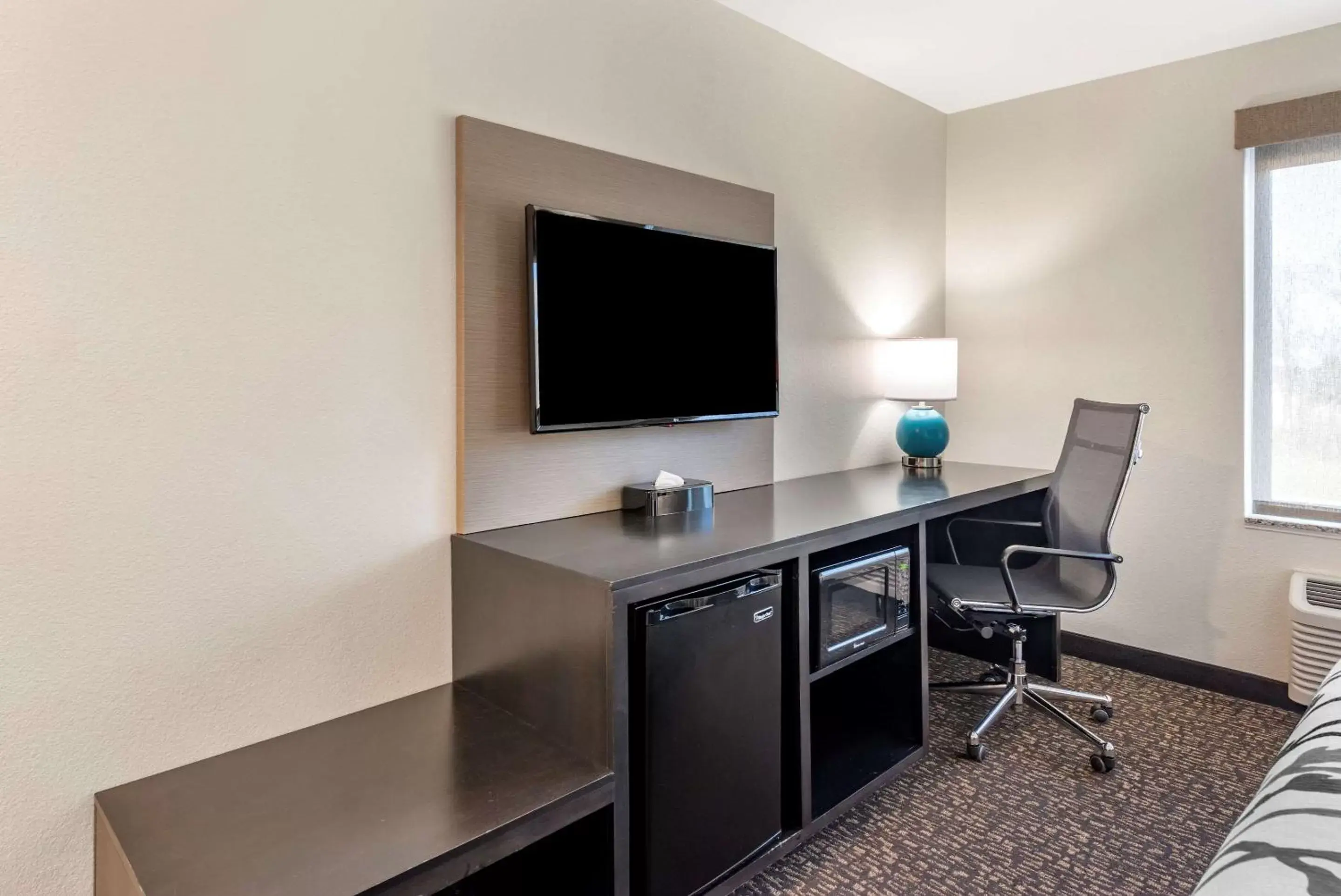 Photo of the whole room, TV/Entertainment Center in Sleep Inn Newberry - Crane