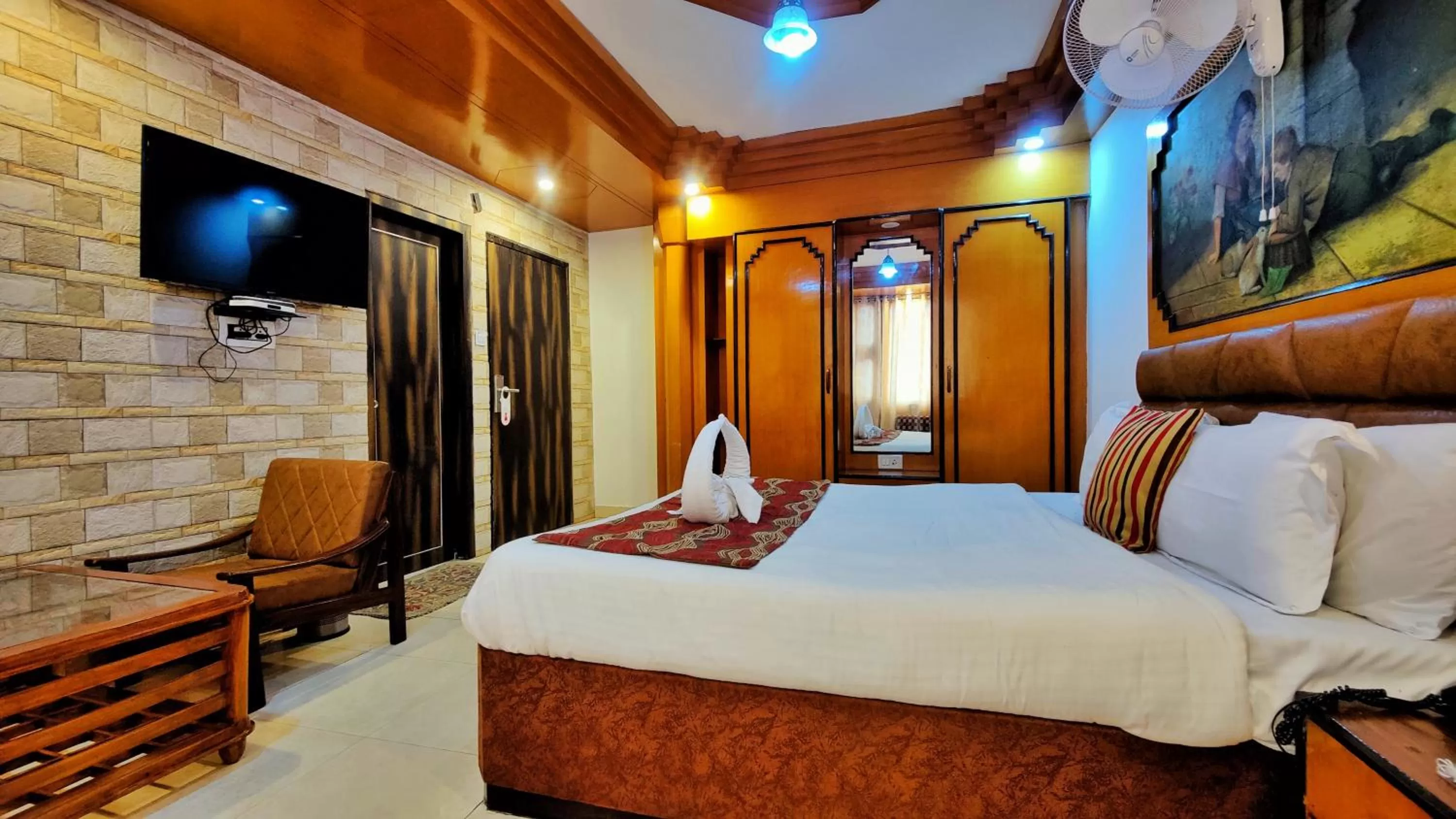 Bedroom, Bed in Auckland Hotel and Restaurant Near Mall Road