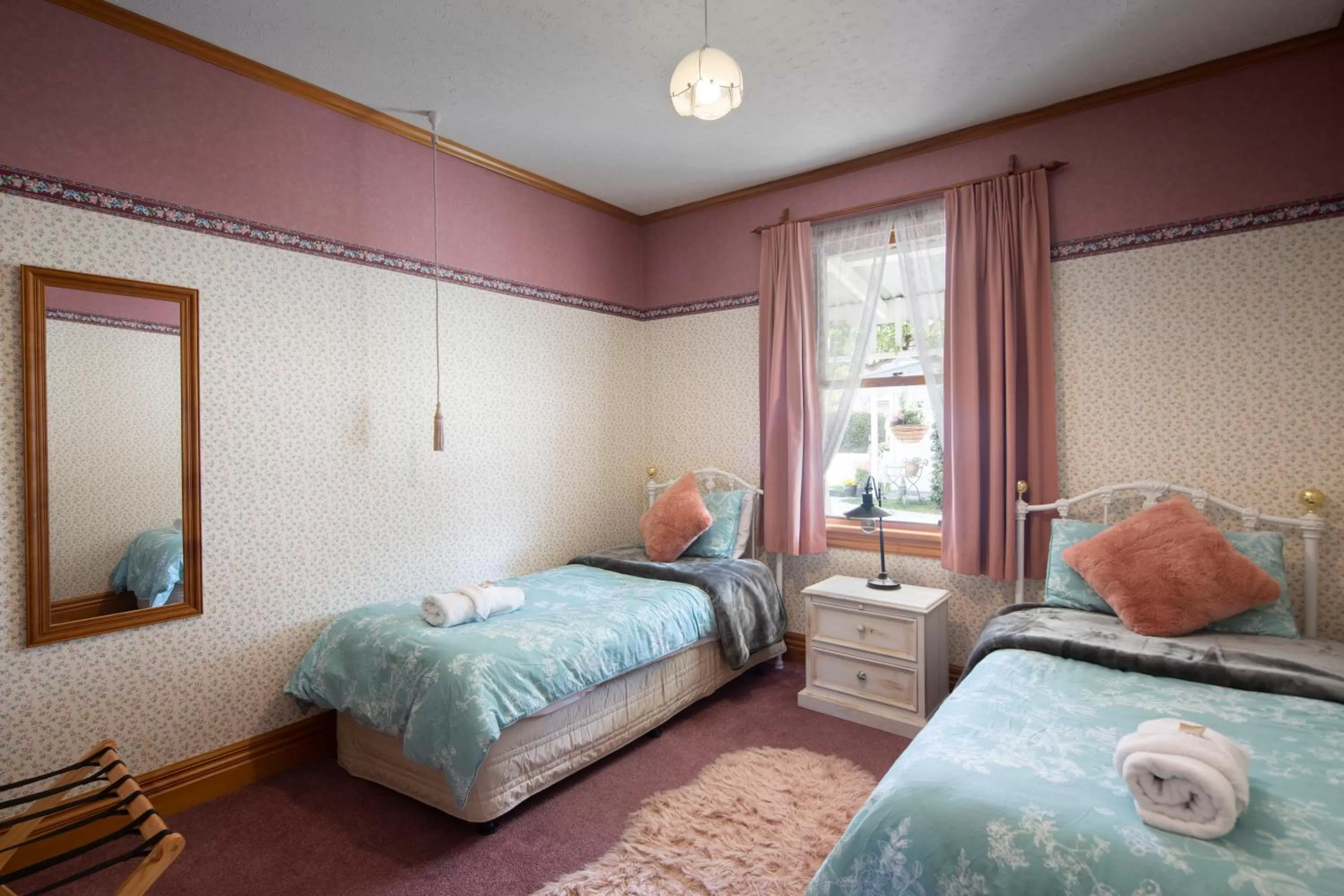 Bed in Settlers Cottage Motel