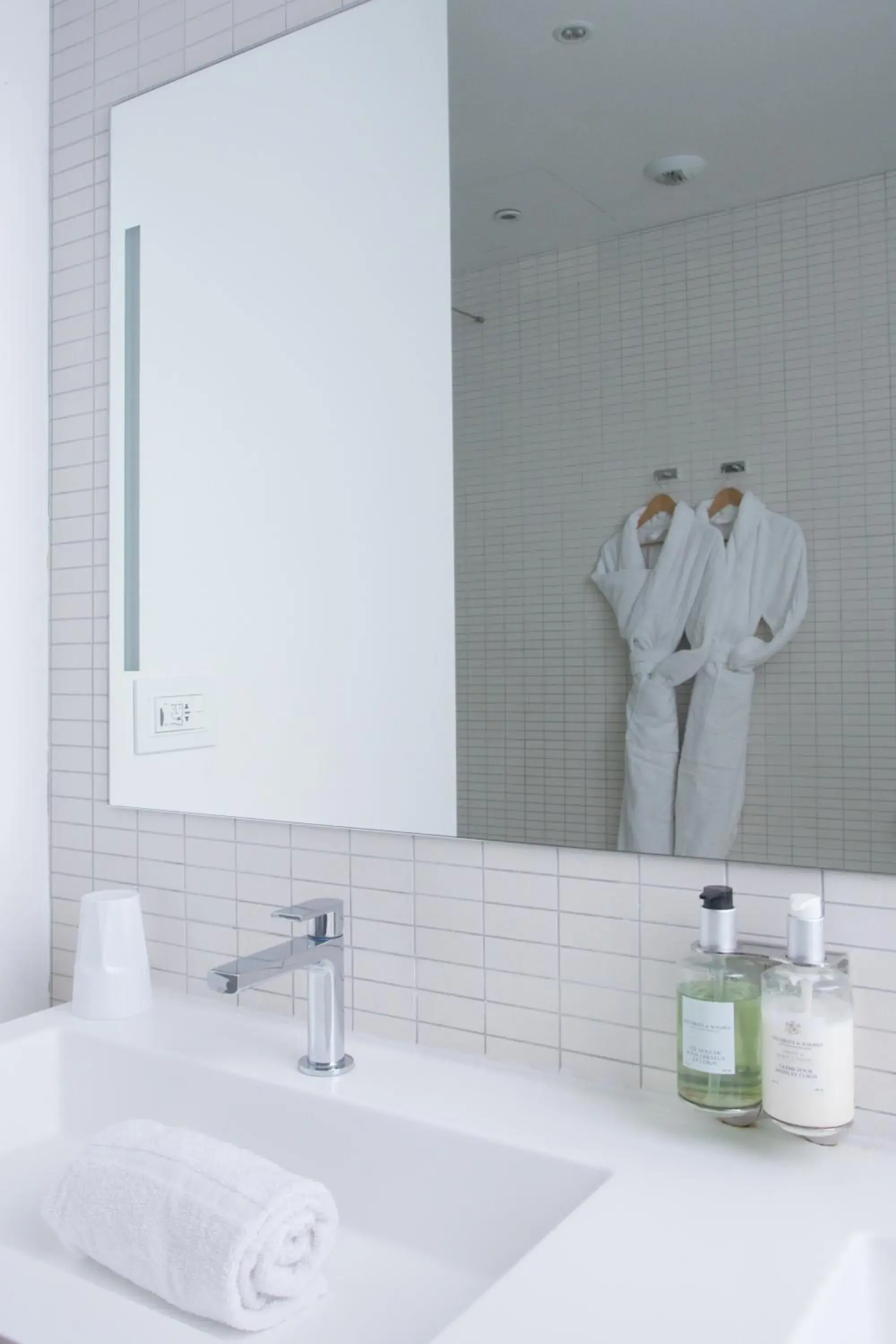 Bathroom in Hotel Restaurant La Vague de Saint Paul & Spa