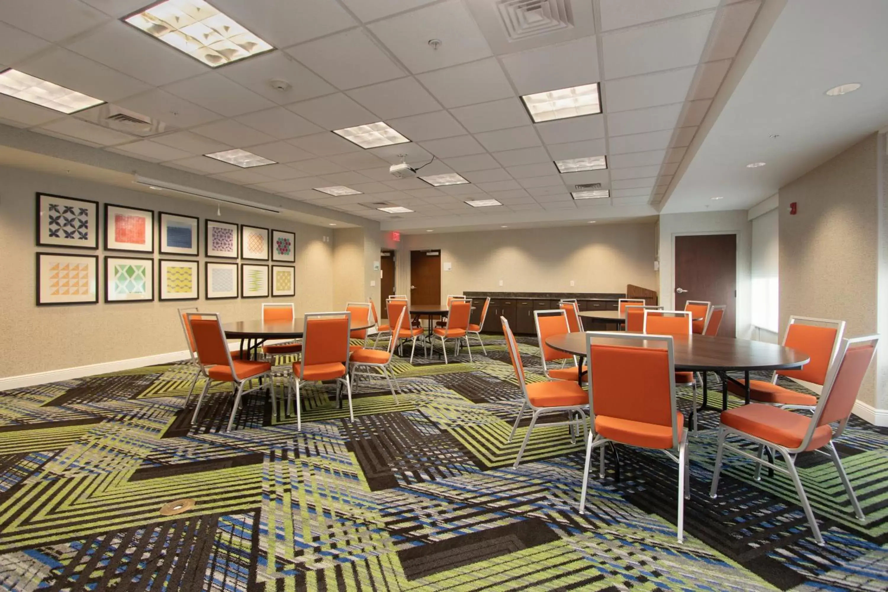 Meeting/conference room, Restaurant/Places to Eat in Holiday Inn Express Hotel & Suites Orlando - Apopka, an IHG Hotel