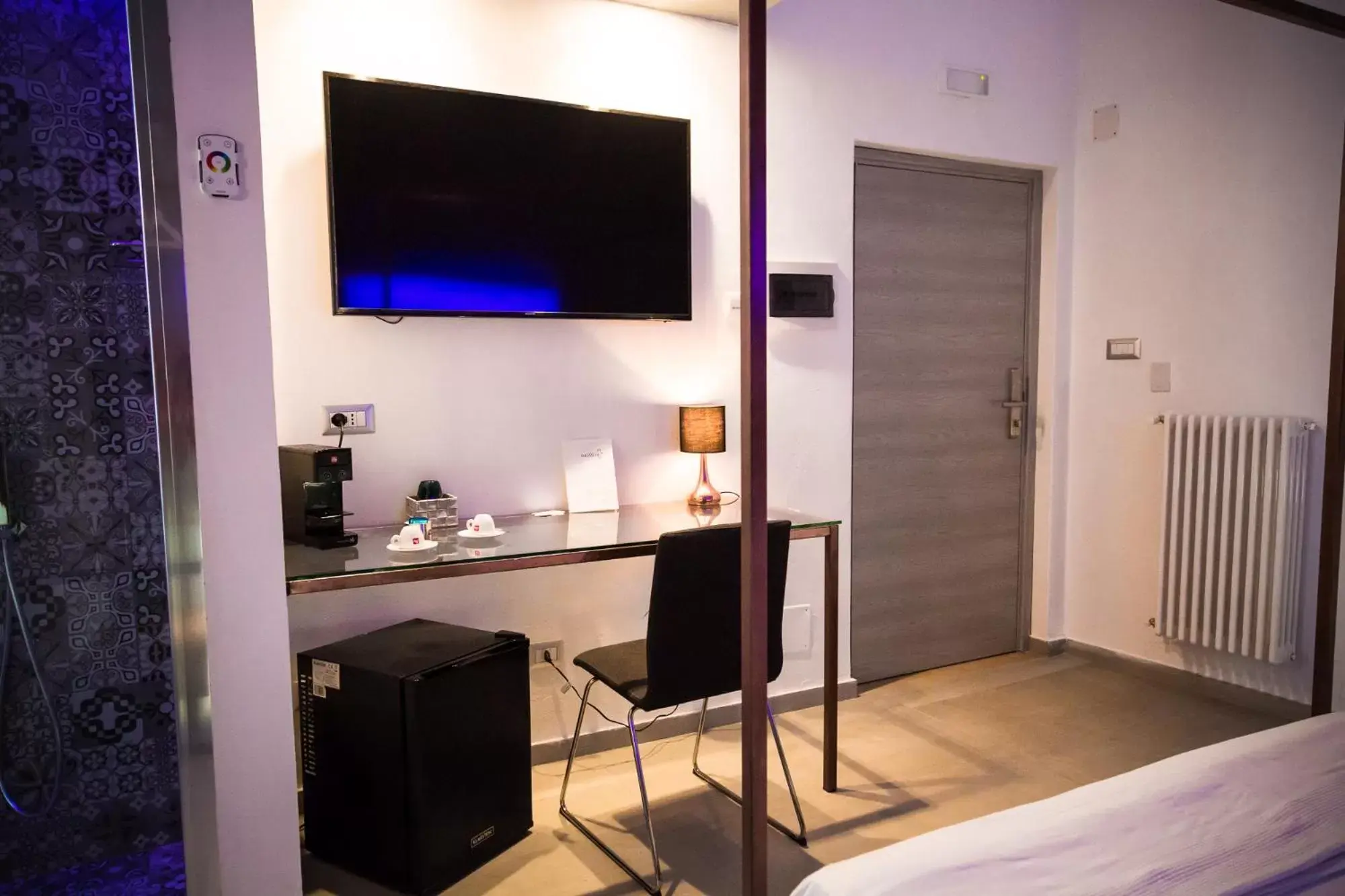 Bedroom, TV/Entertainment Center in B&B Casa Diomede