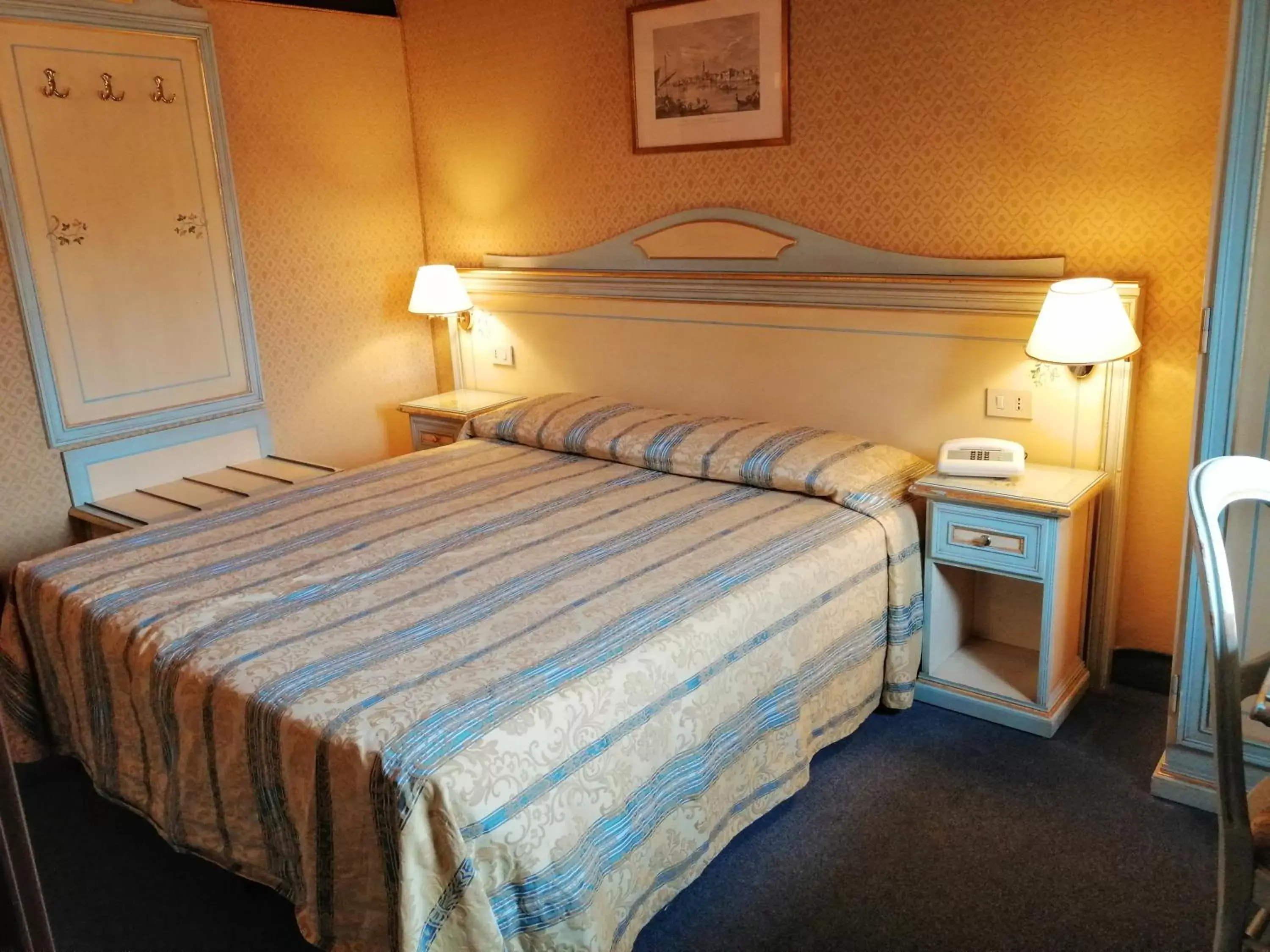 Photo of the whole room, Bed in Hotel Falier