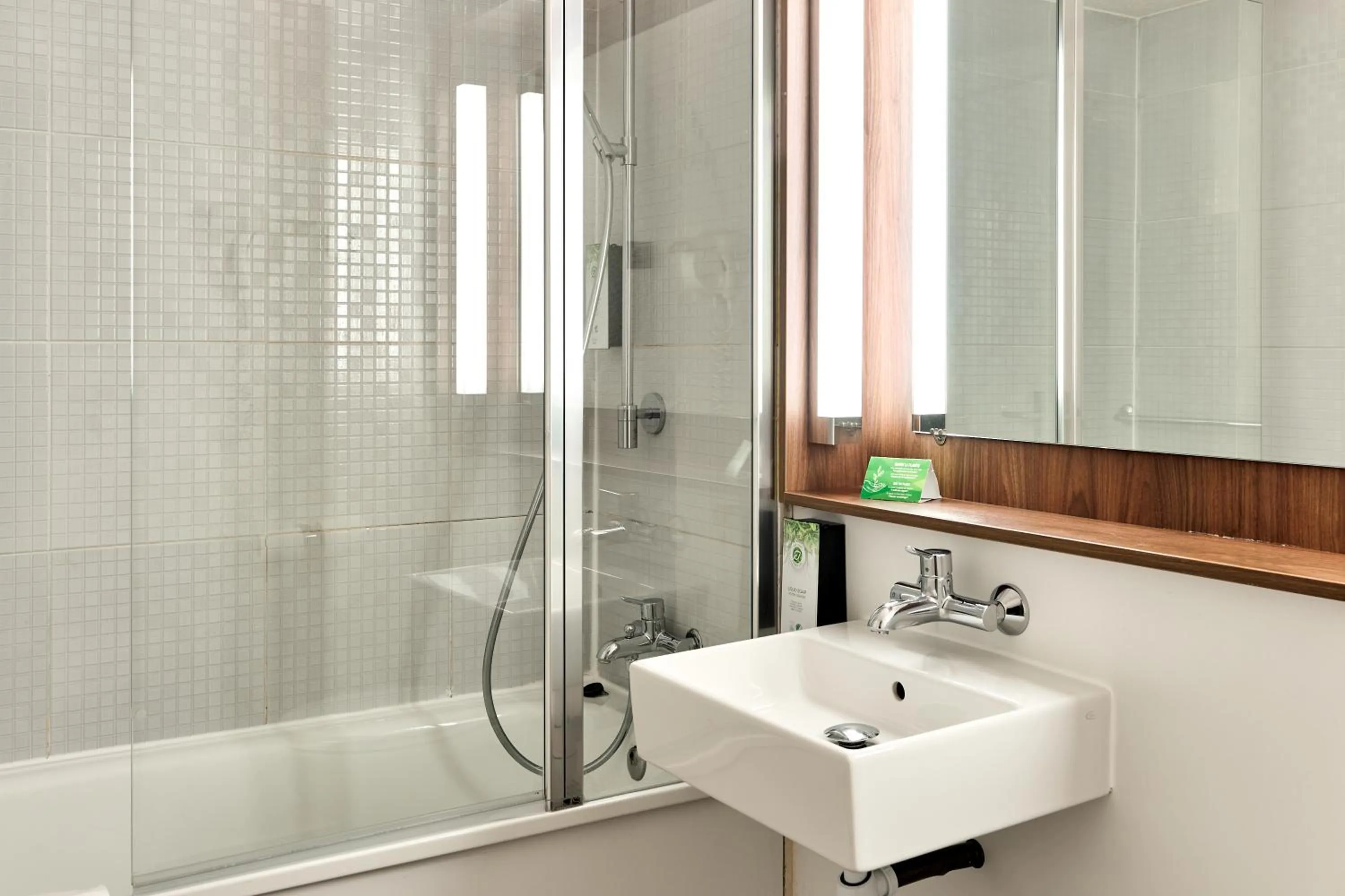 Bathroom in Campanile NATURE - Villennes sur Seine Poissy