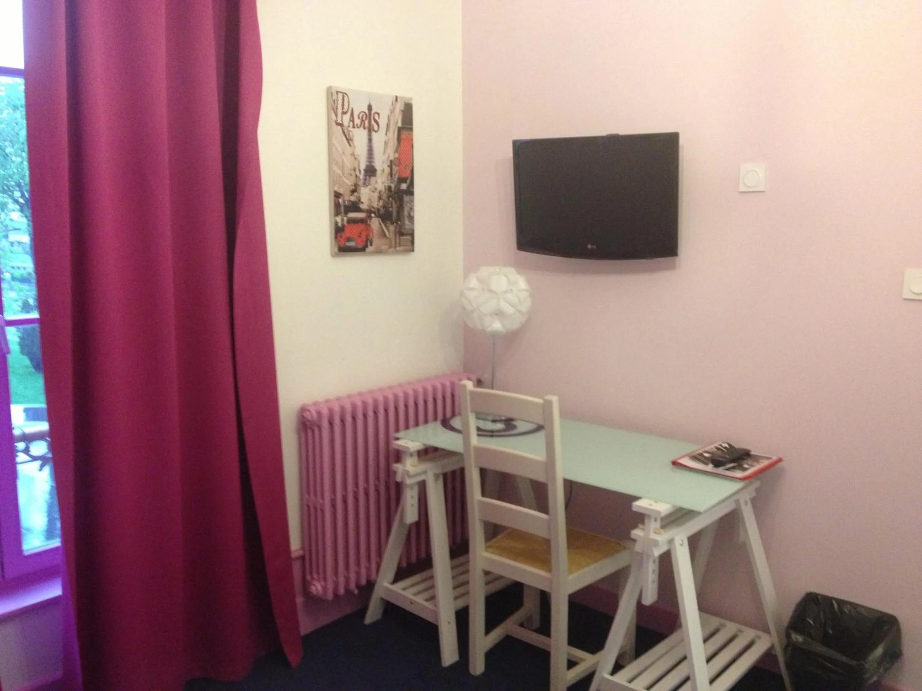 TV and multimedia in Hotel Couleurs Sud Centre-ville Gare Charleville-Mézières