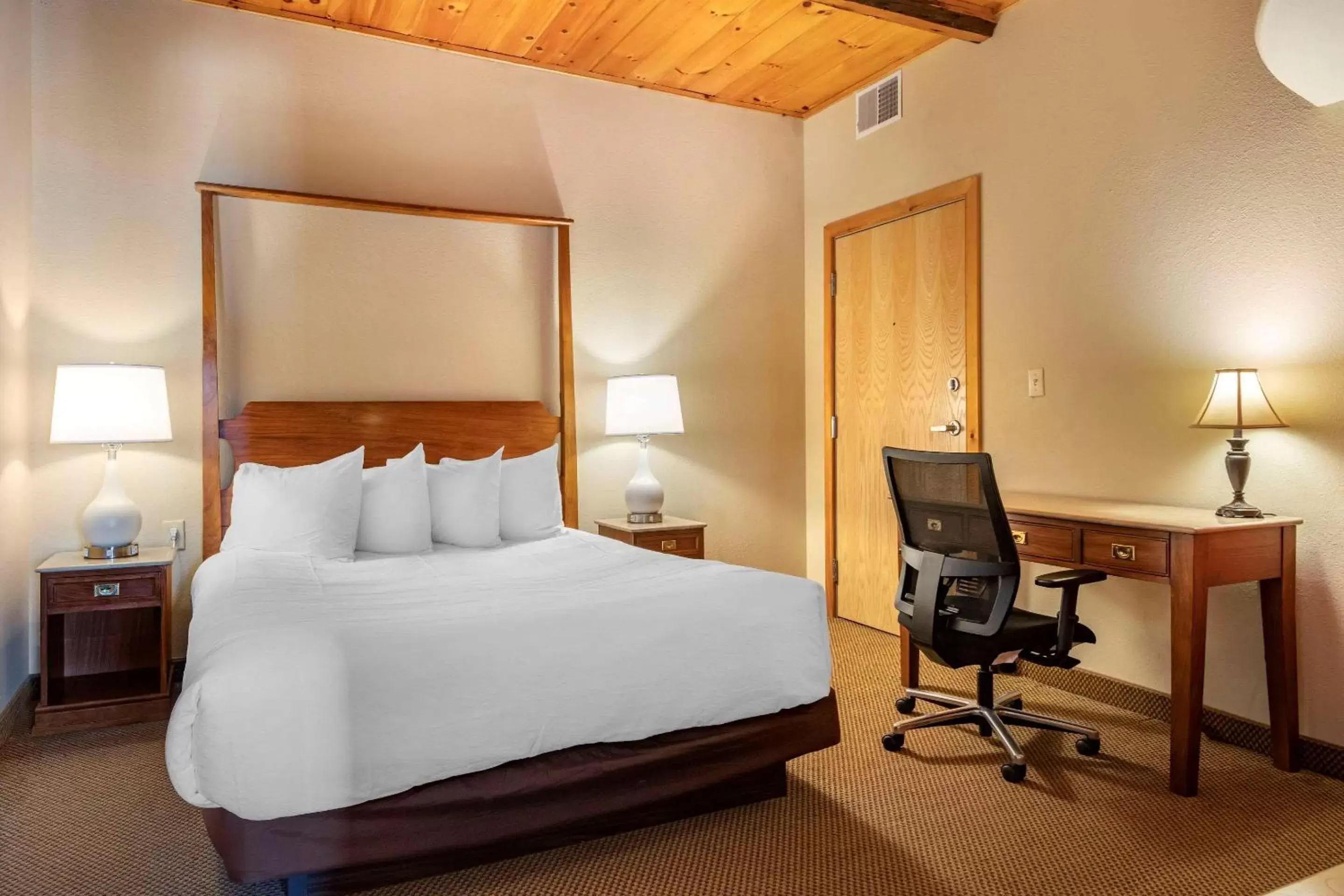 Bedroom, Bed in Mountain Edge Suites at Sunapee, an Ascend Collection Hotel Bedroom, Bed in Mountain Edge Suites at Sunapee, an Ascend Collection Hotel