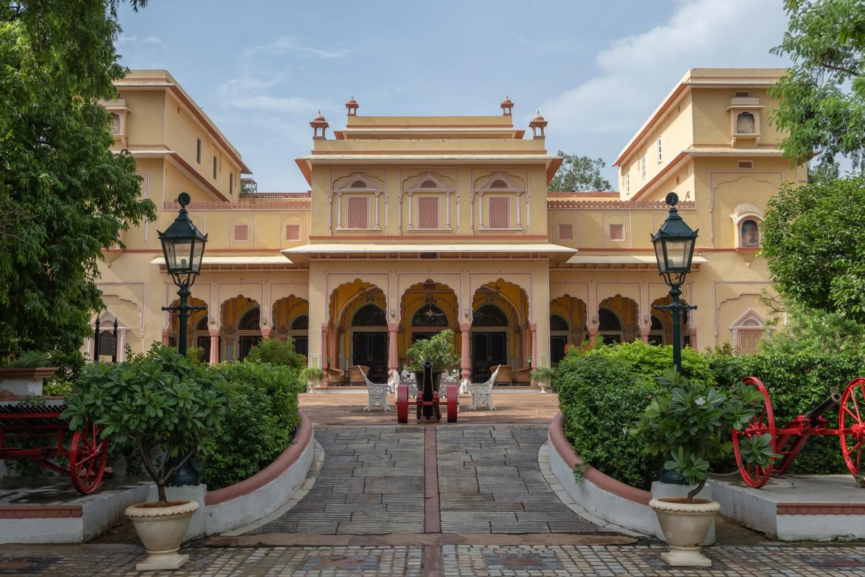 Facade/entrance in Hotel Narain Niwas Palace