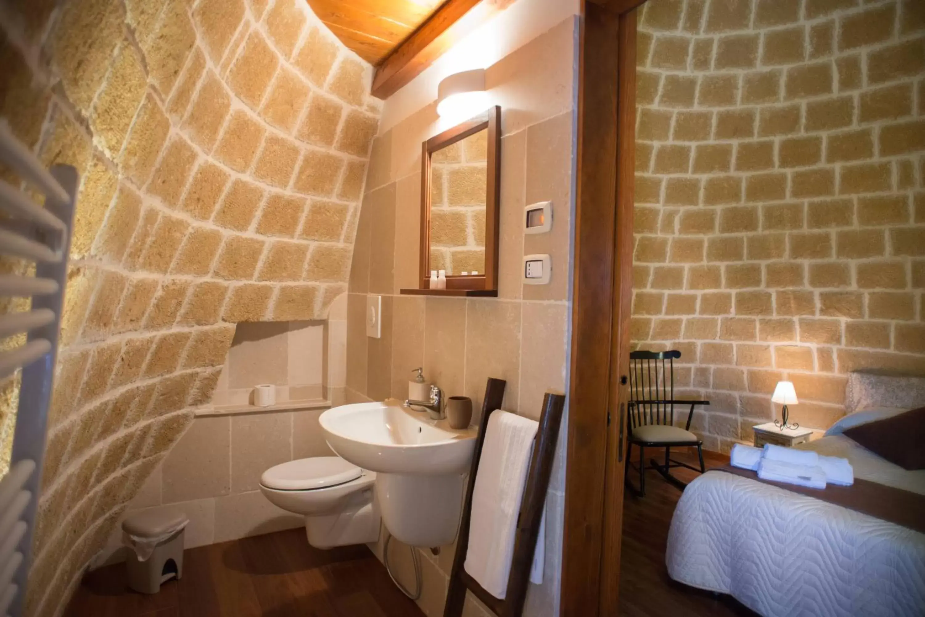 Bathroom in Grandi Trulli Bed & Breakfast