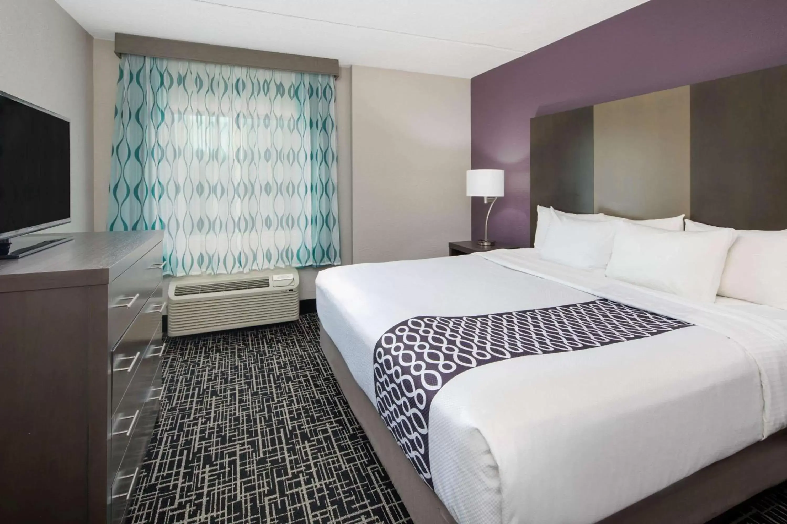 Photo of the whole room, Bed in La Quinta by Wyndham Chattanooga - East Ridge