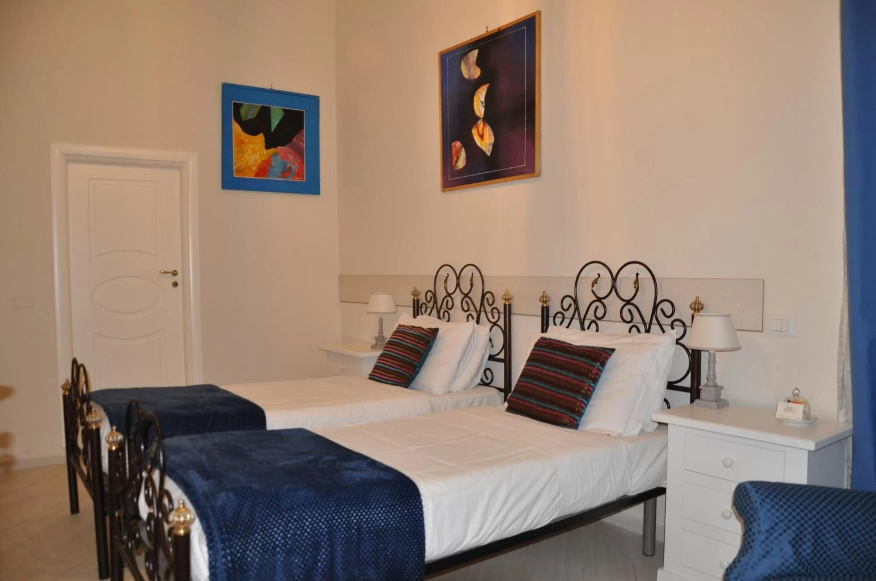 Photo of the whole room, Bed in Domus Borbonica