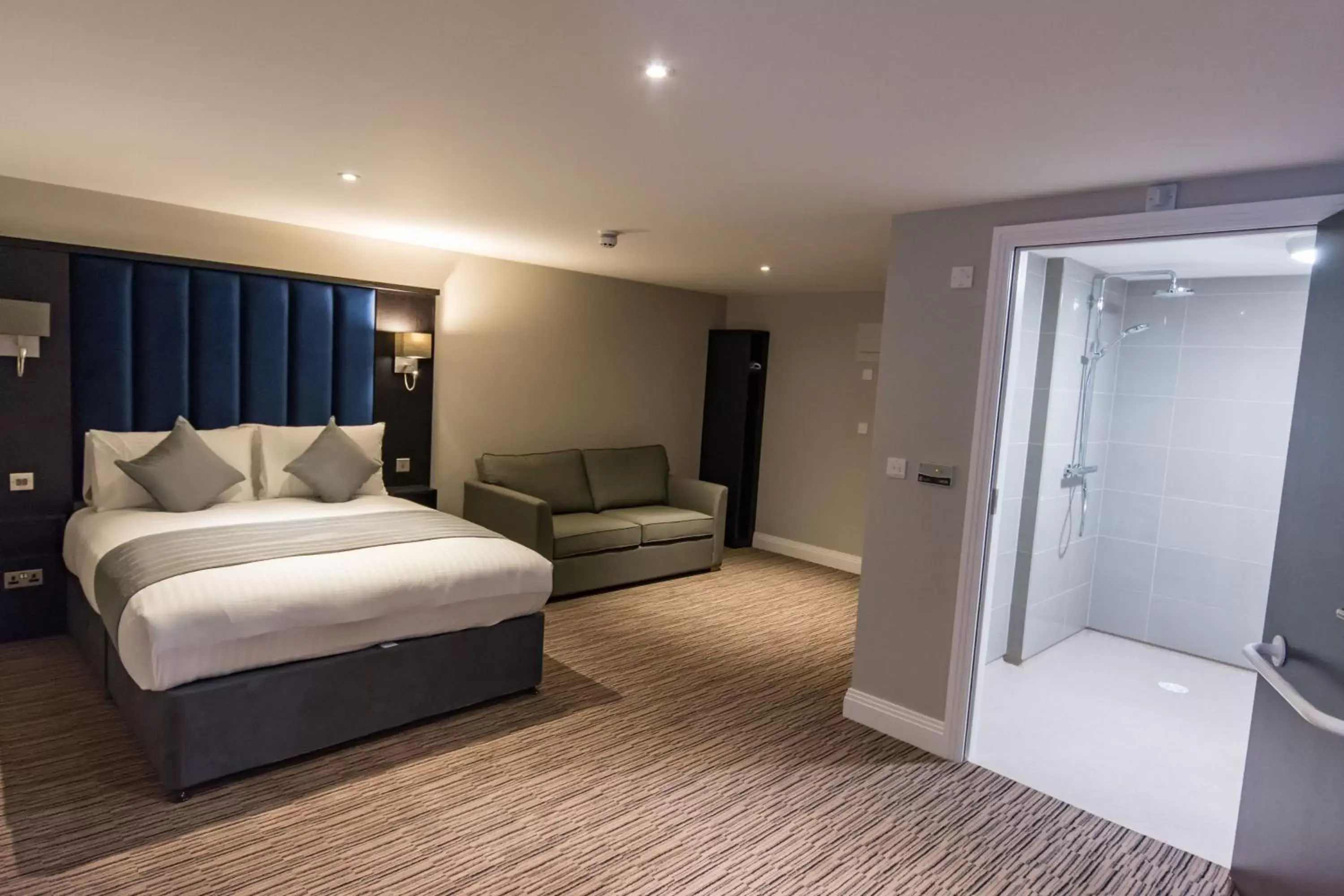 Bathroom, Bed in St Nicholas Hotel