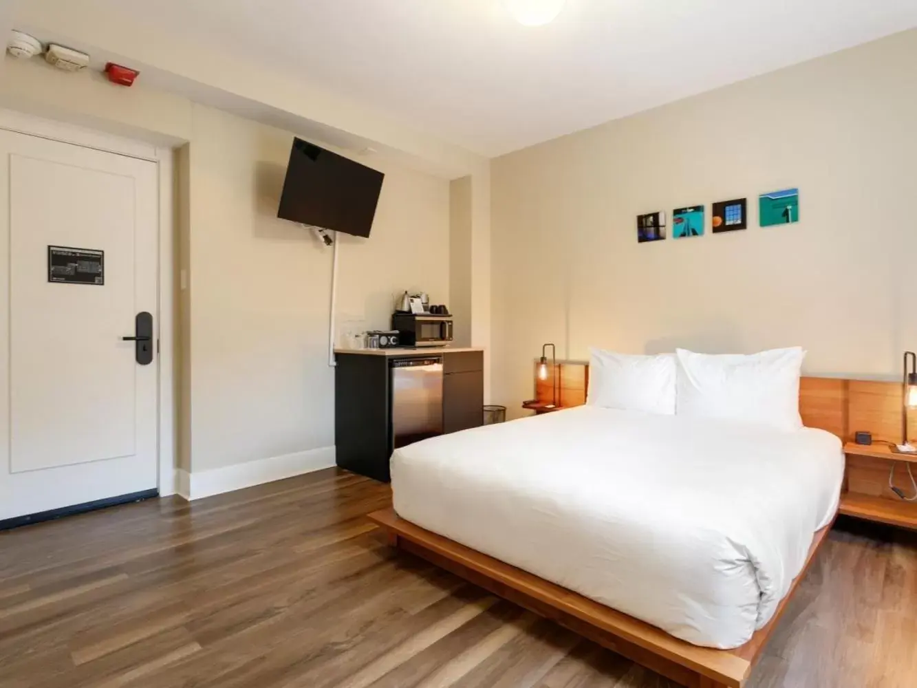 TV and multimedia, Bed in Hotel Leo TV and multimedia, Bed in Hotel Leo