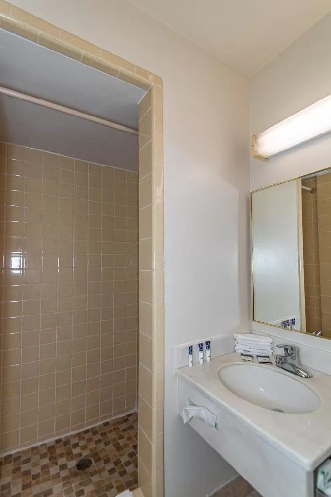 Double Room with Two Double Beds in Americas Best Value Inn Ashtabula/Austinburg