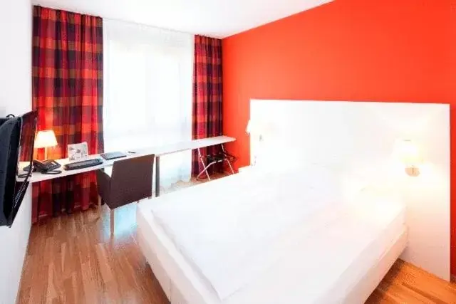 Day, Bed in Hotel Arcade Day, Bed in Hotel Arcade