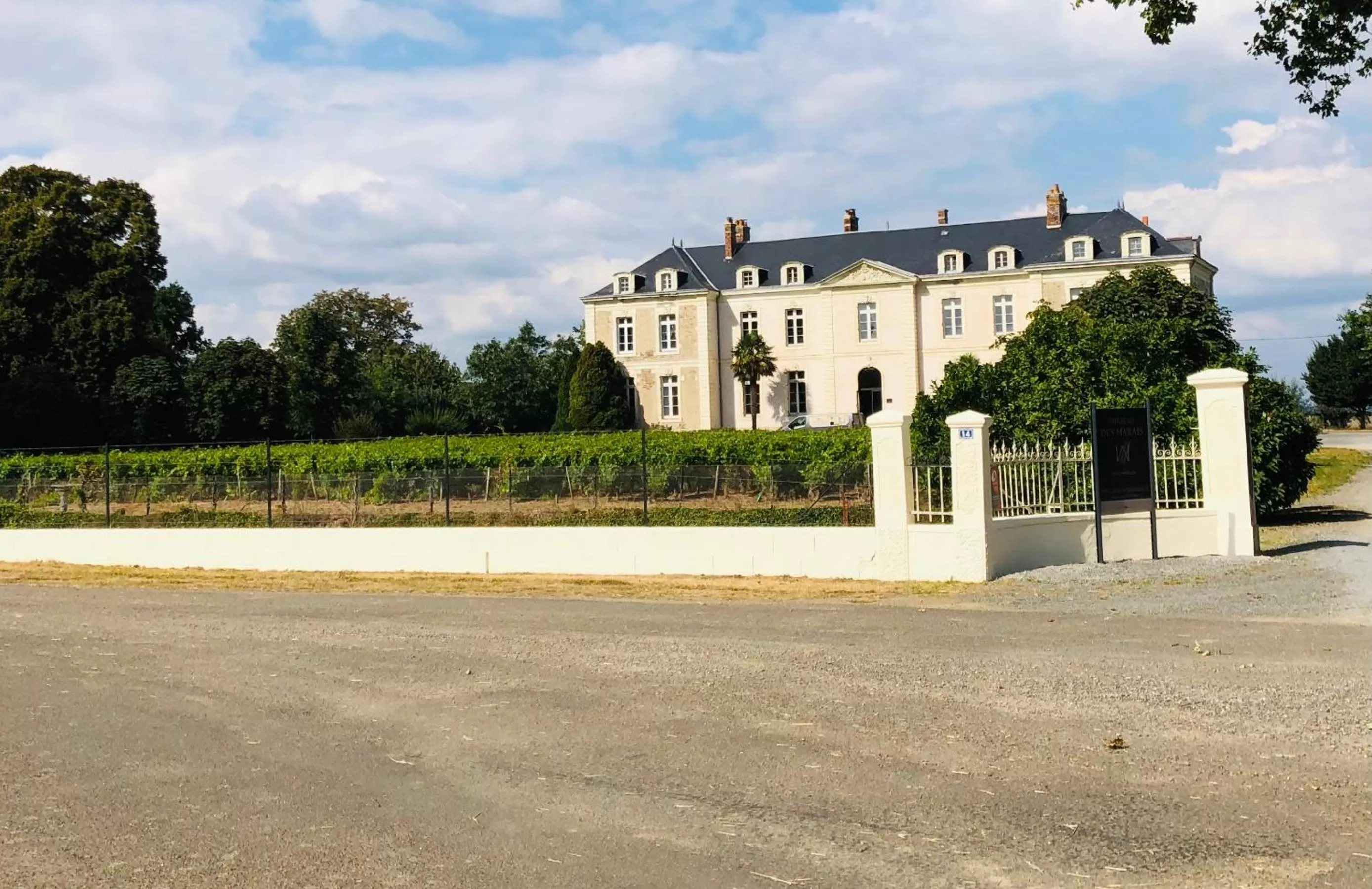 Property building in Hôtel Particulier CHÂTEAU DES MARAIS Proximité et vue sur le Lac de Grand lieu