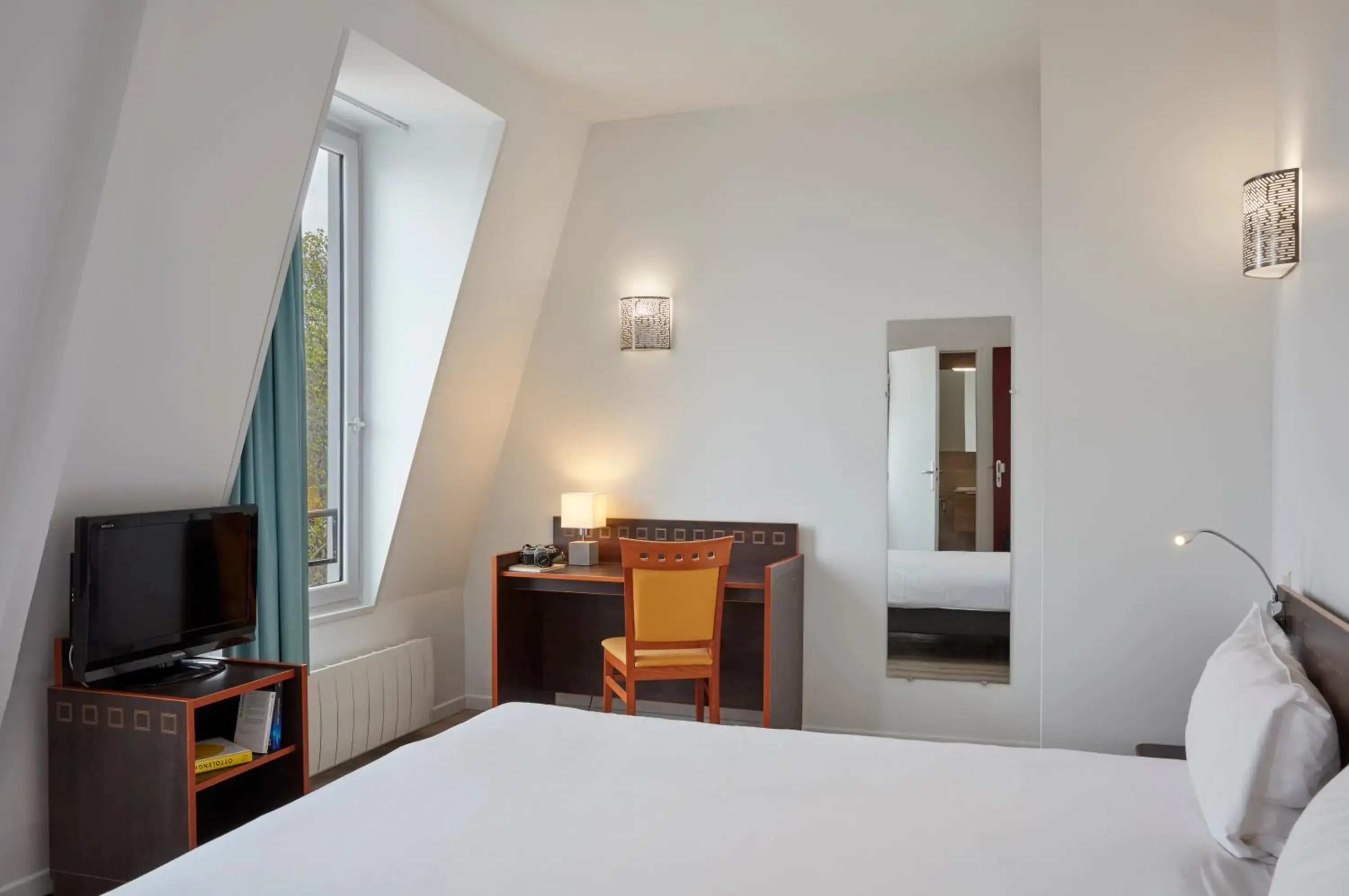Bed in Aparthotel Adagio Access Paris Philippe Auguste