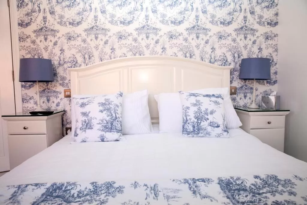 Bedroom, Bed in The Cock and Bull