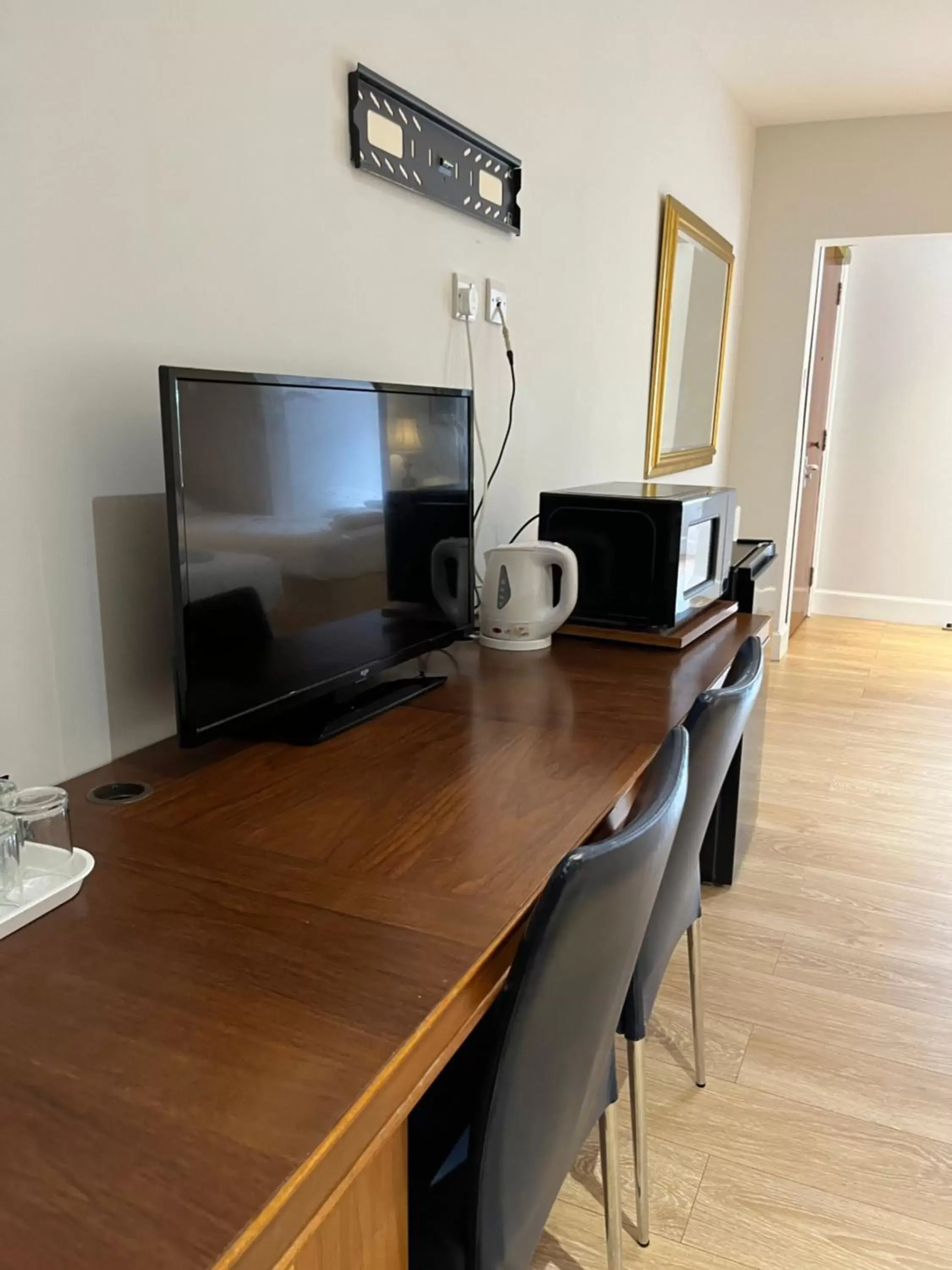 TV and multimedia, TV/Entertainment Center in Park View Rooms