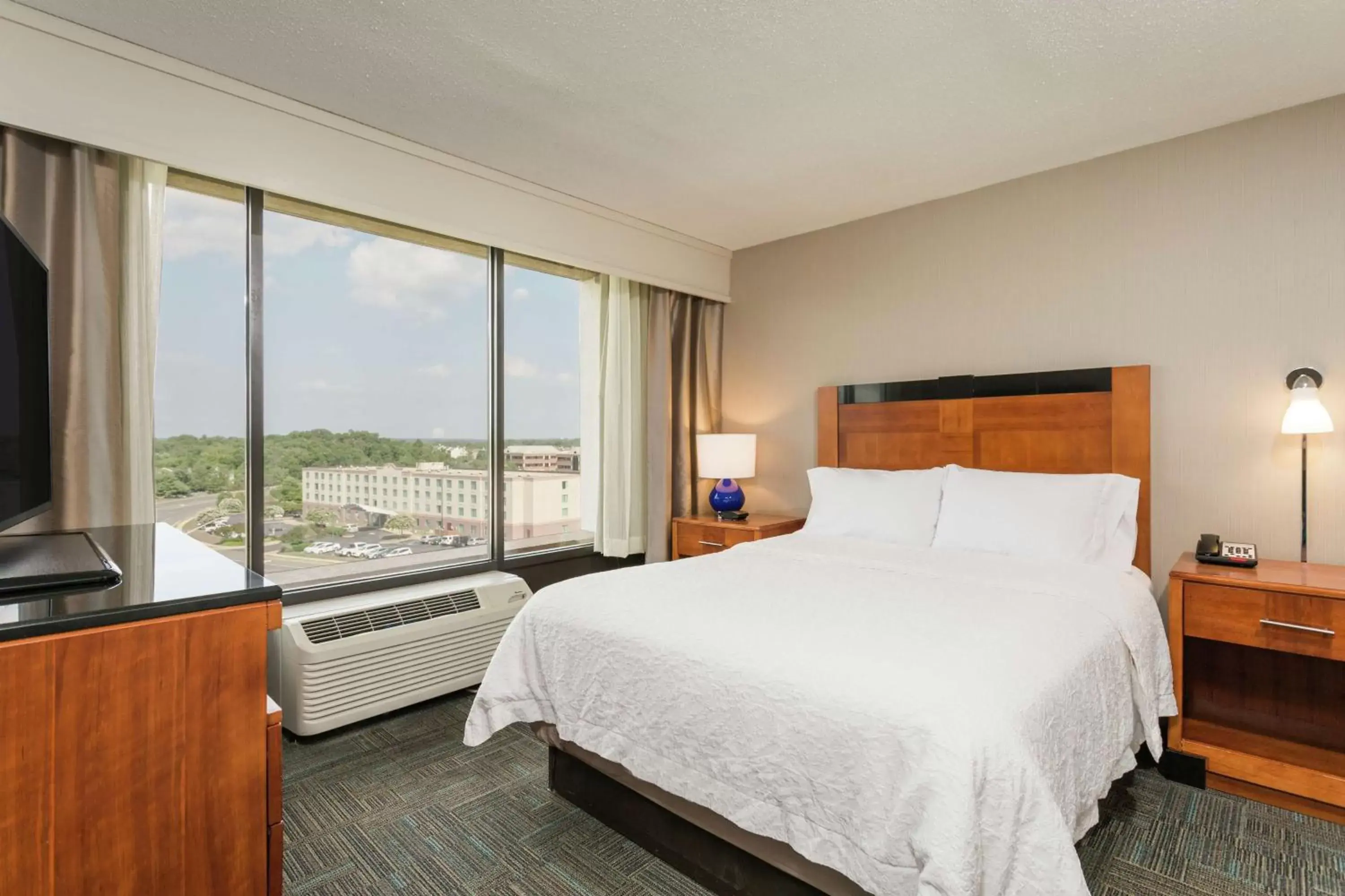 Bed in Hampton Inn Manassas