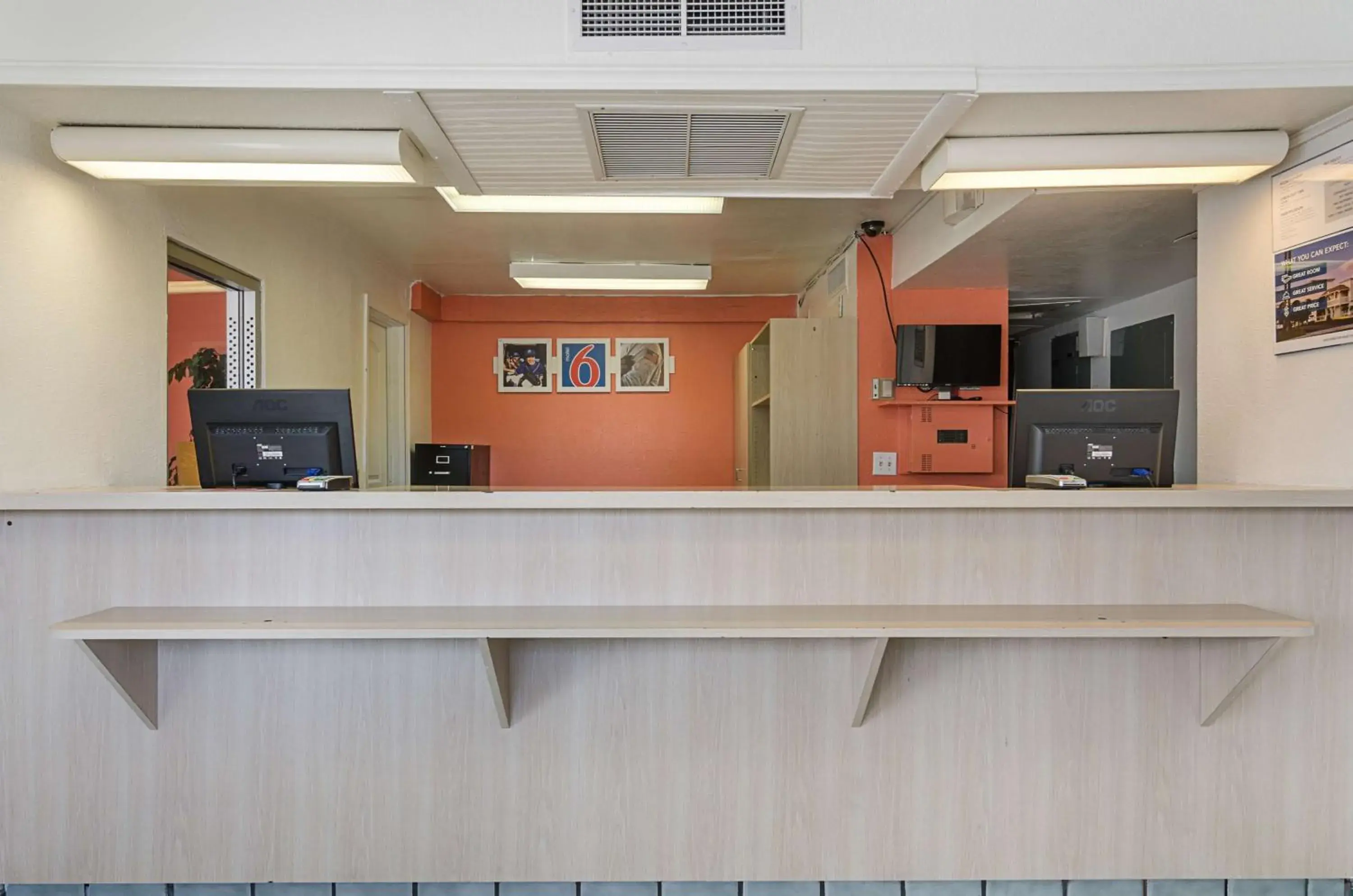 Lobby or reception, Lobby/Reception in Motel 6-Topeka, KS - Northwest