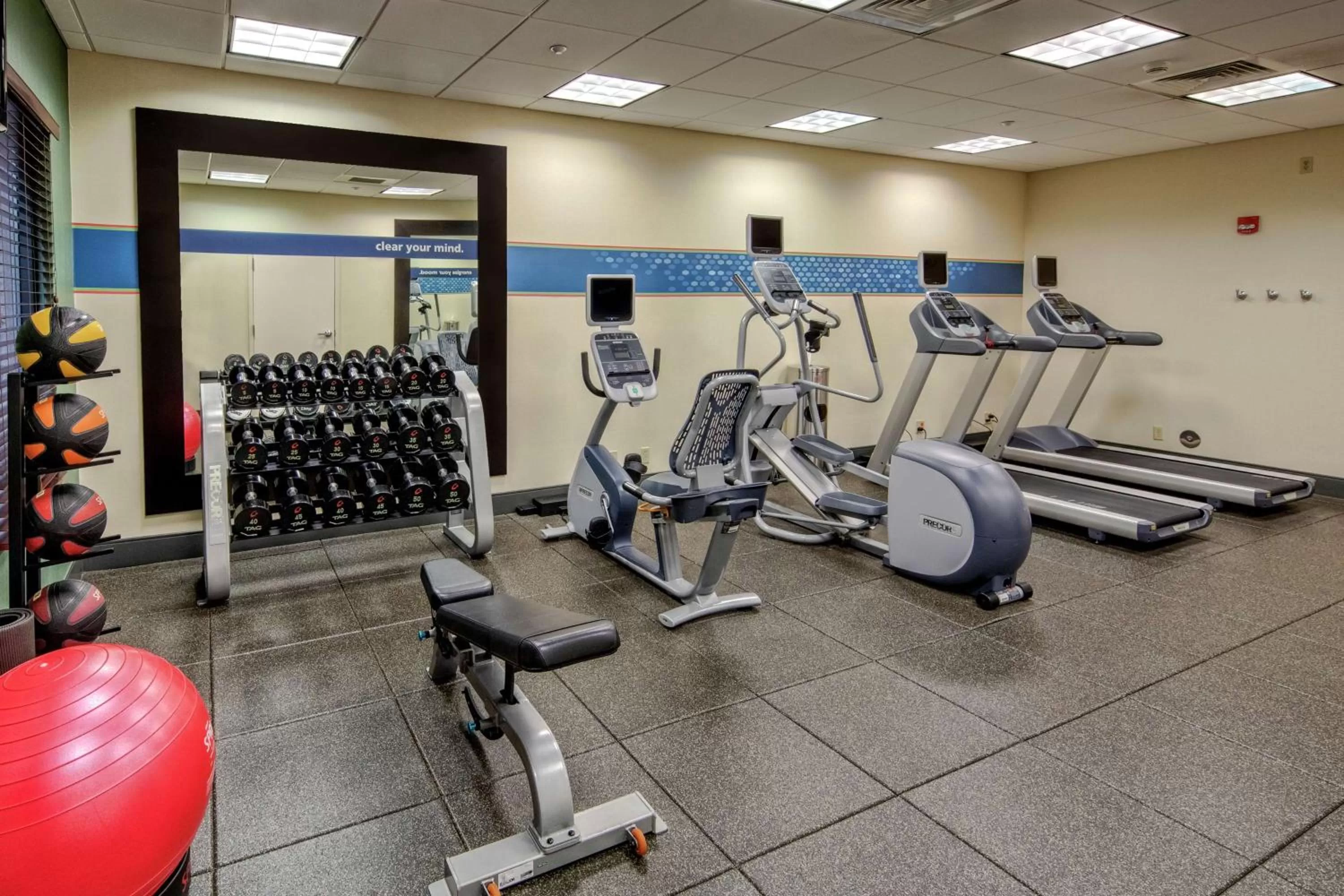 Fitness centre/facilities in Hampton Inn Cambridge