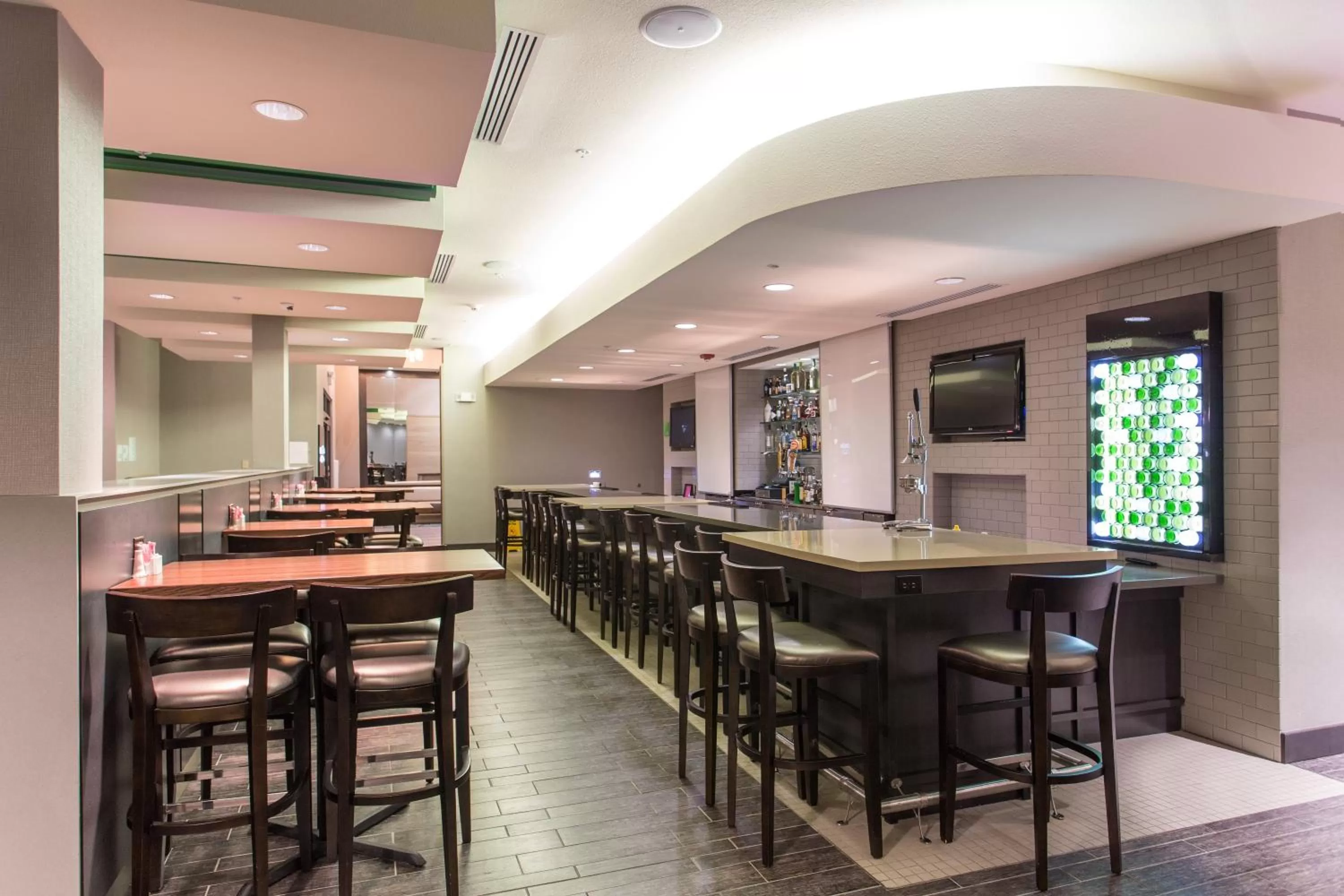 Lounge or bar in Holiday Inn Texarkana Arkansas Convention Center by IHG