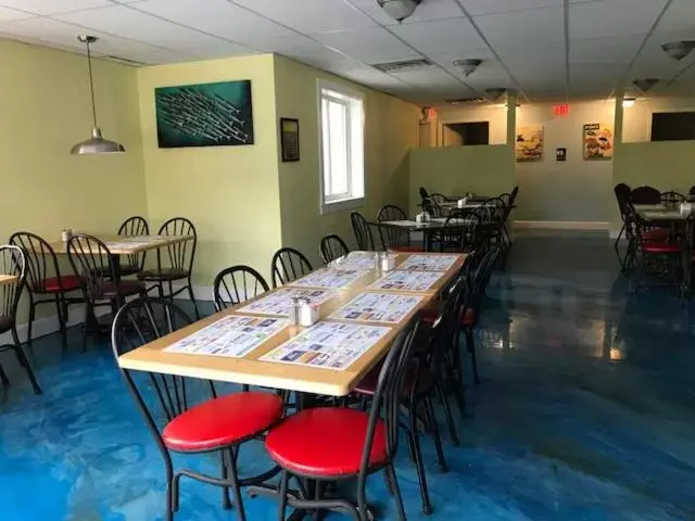 Restaurant/Places to Eat in Lake Inn