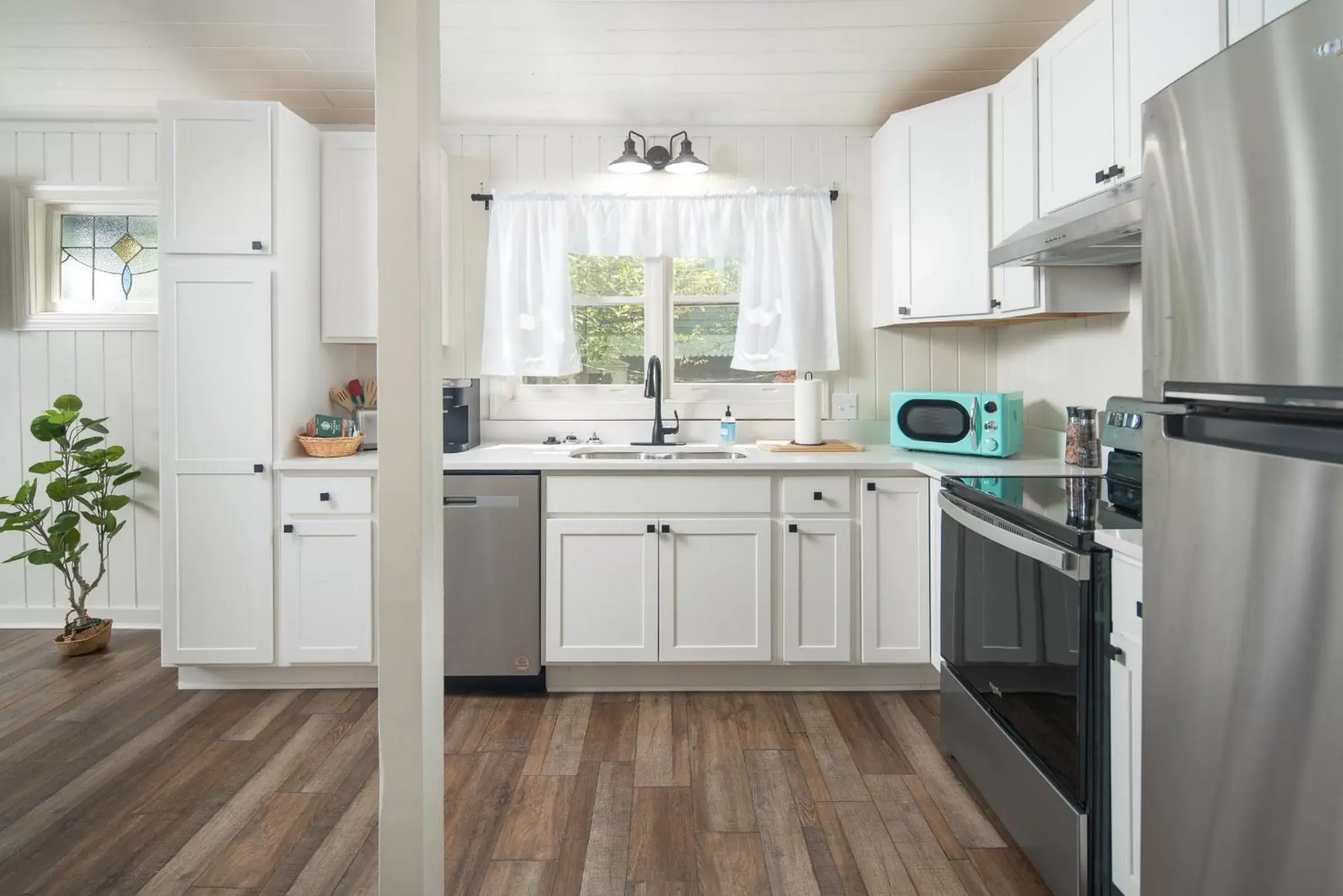 Kitchen/Kitchenette in The Victorian Inn Blowing Rock