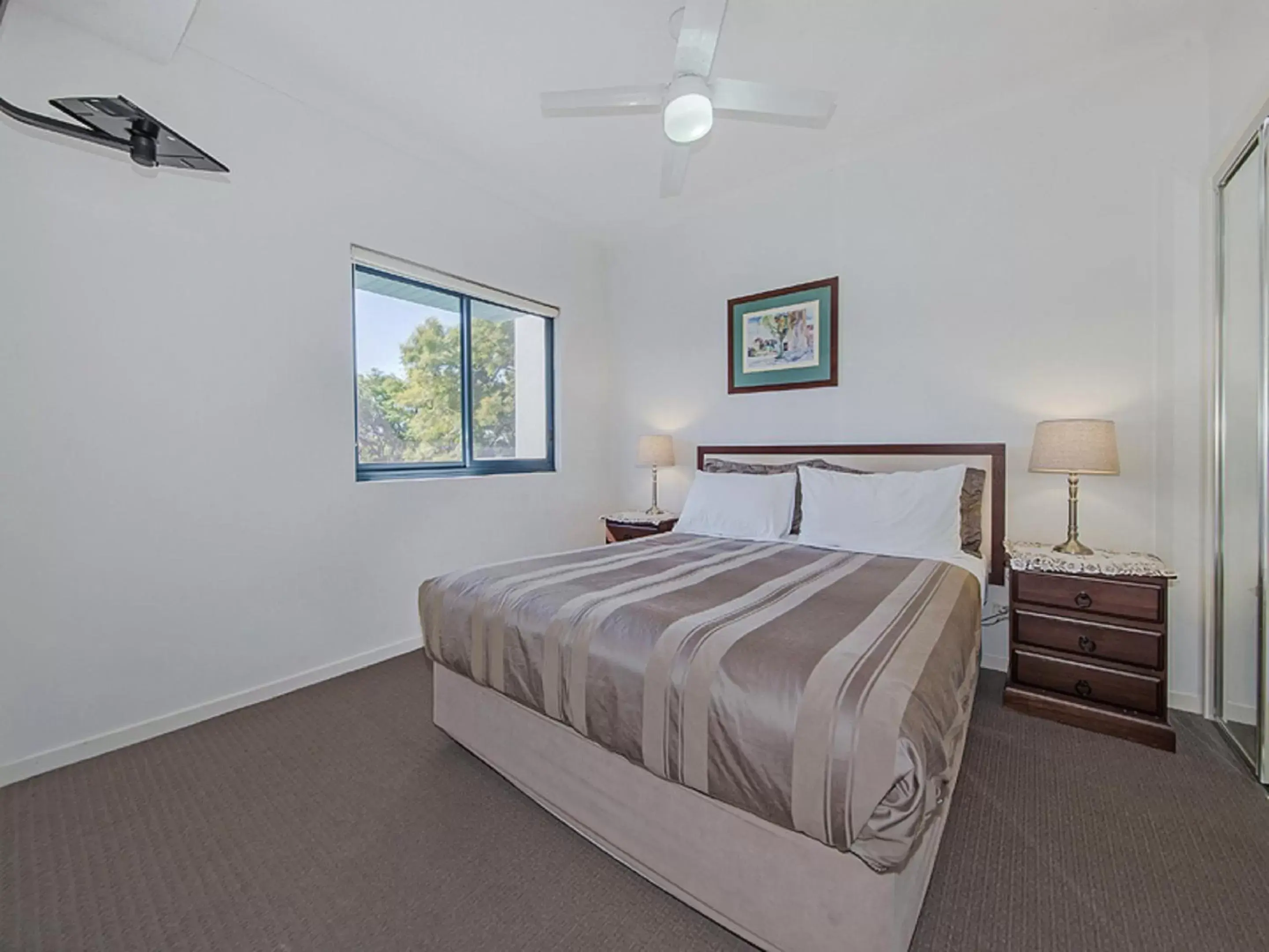 Bedroom, Bed in Inn on the Park Apartments